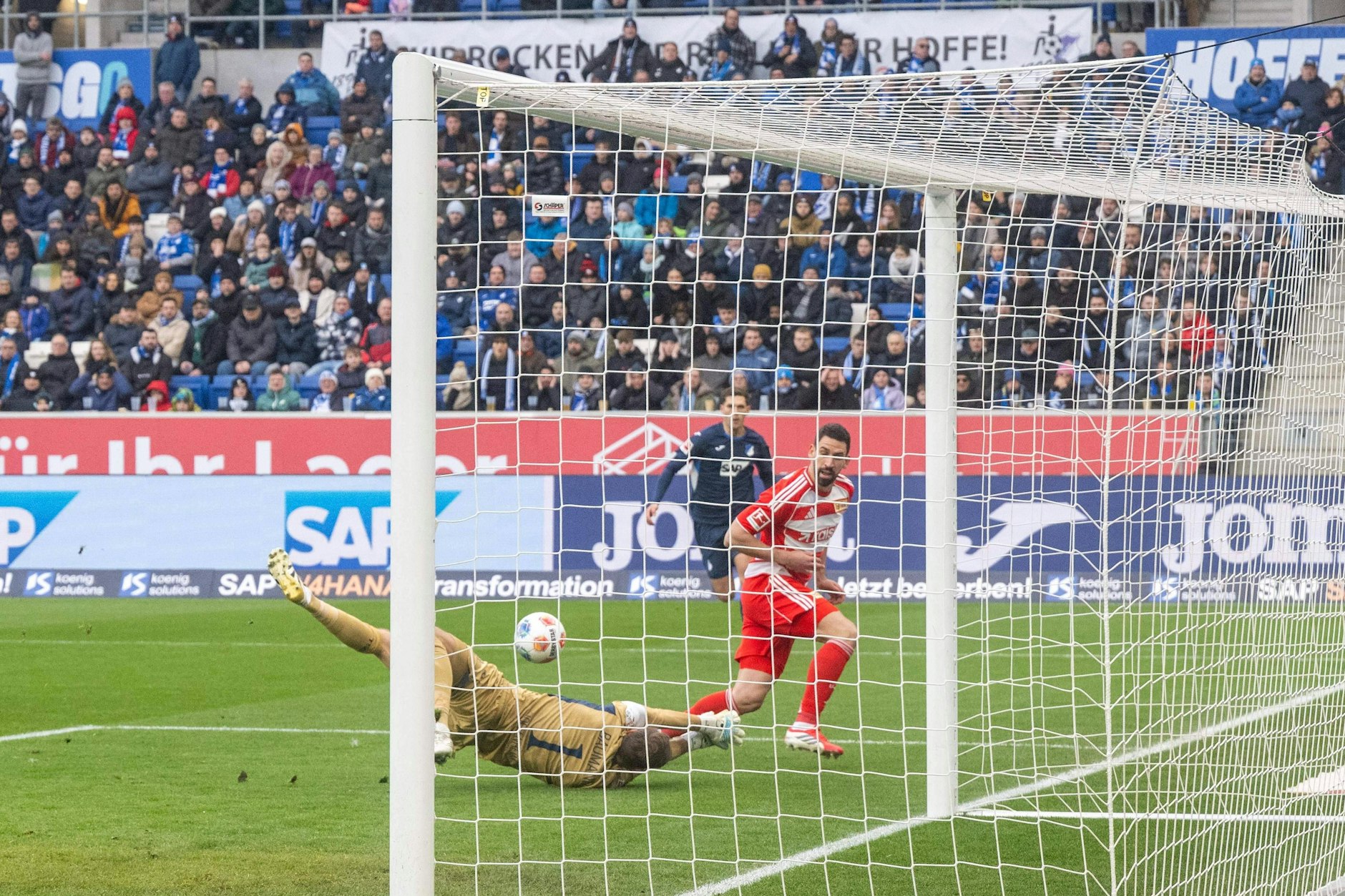 Rani Khedira hat bei der TSG Hoffenheim selbst das 1:0 für den 1. FC Union Berlin auf dem Fuß, scheitert aber an Nationaltorhüter Oliver Baumann. 