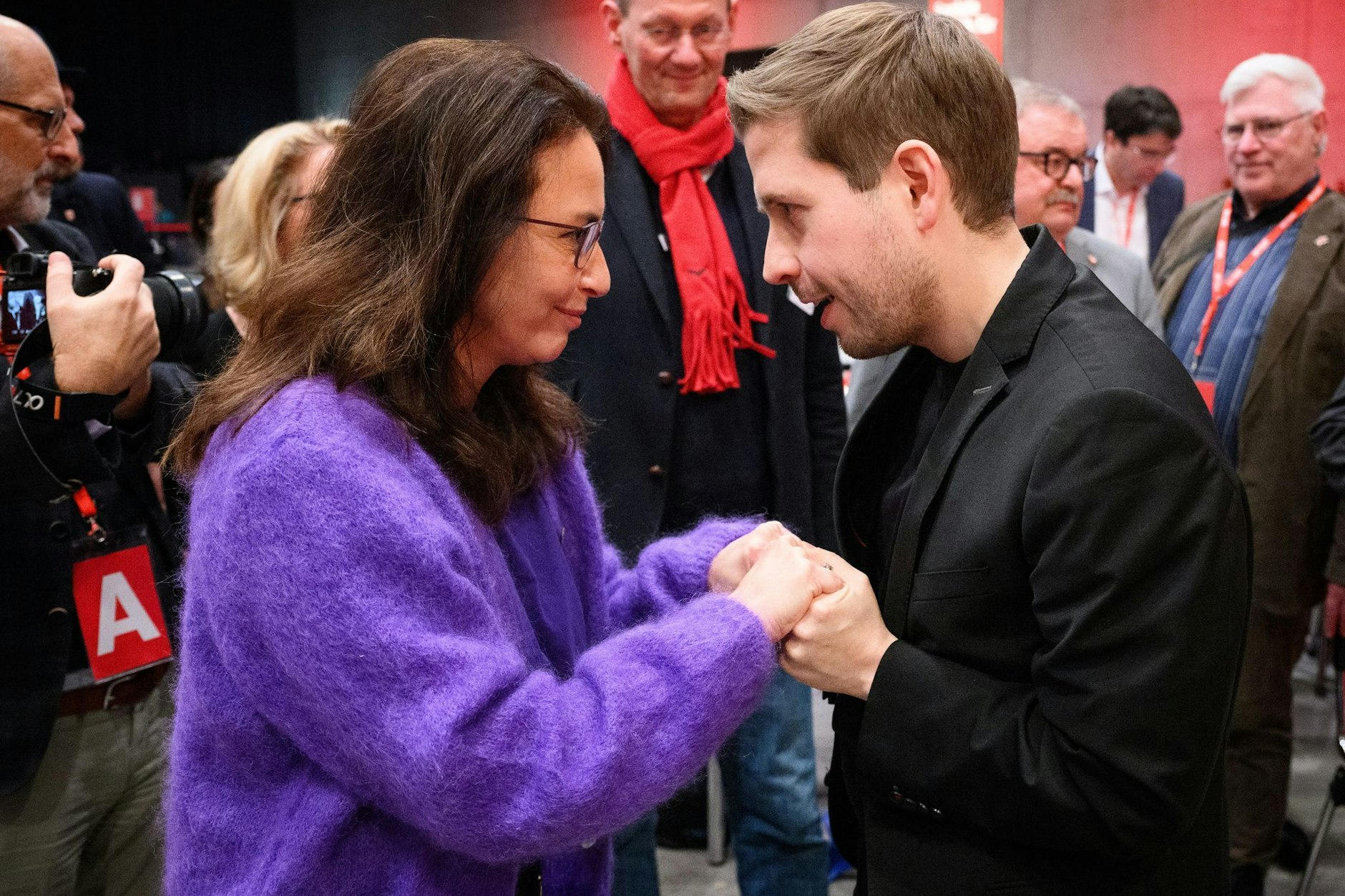 Yasmin Fahimi, Vorsitzende des Deutschen Gewerkschaftsbundes, und Kevin Kühnert beim SPD-Bundesparteitag 2023