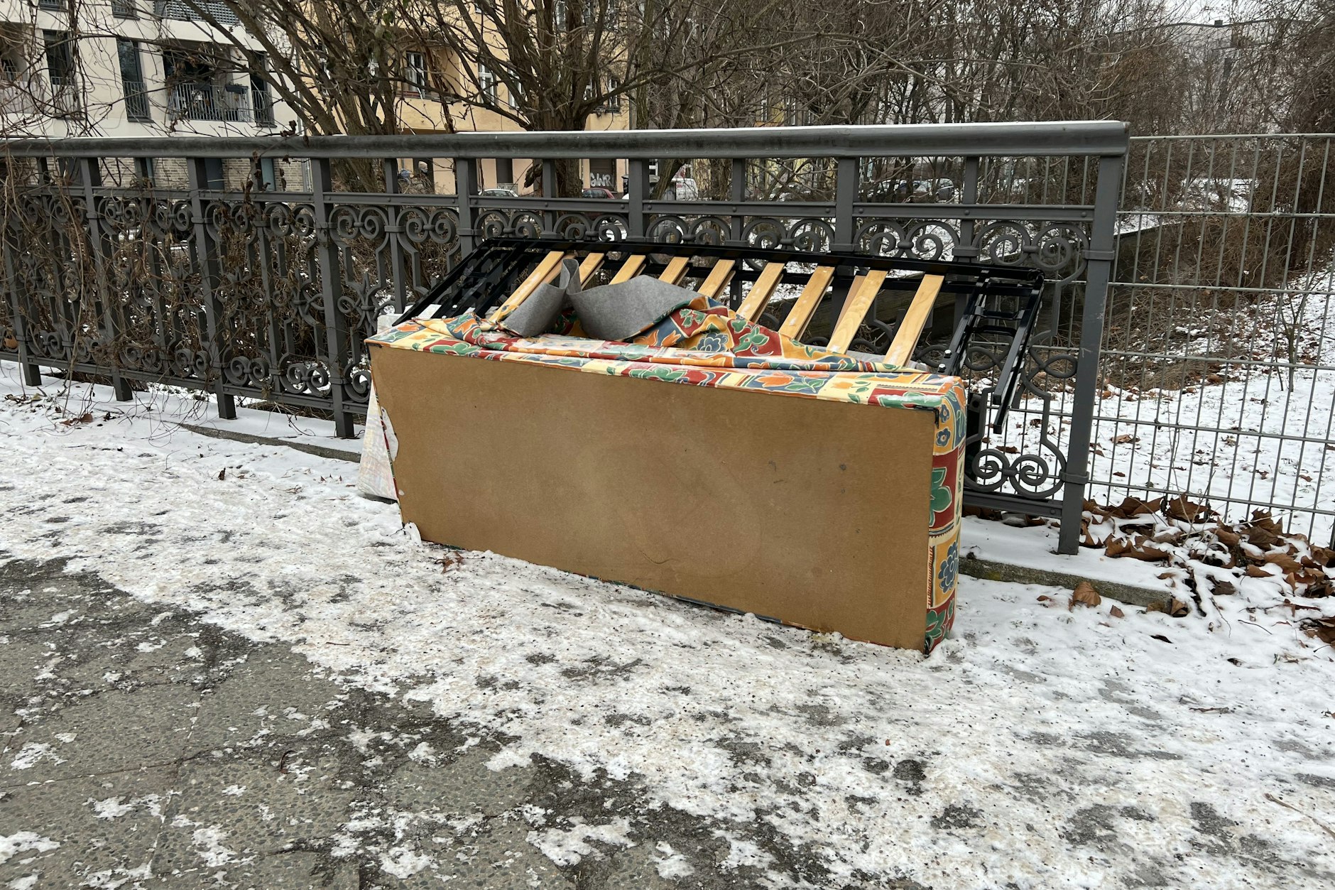 Diese Couch liegt an der Panke-Brücke in der Schönwalder Straße.
