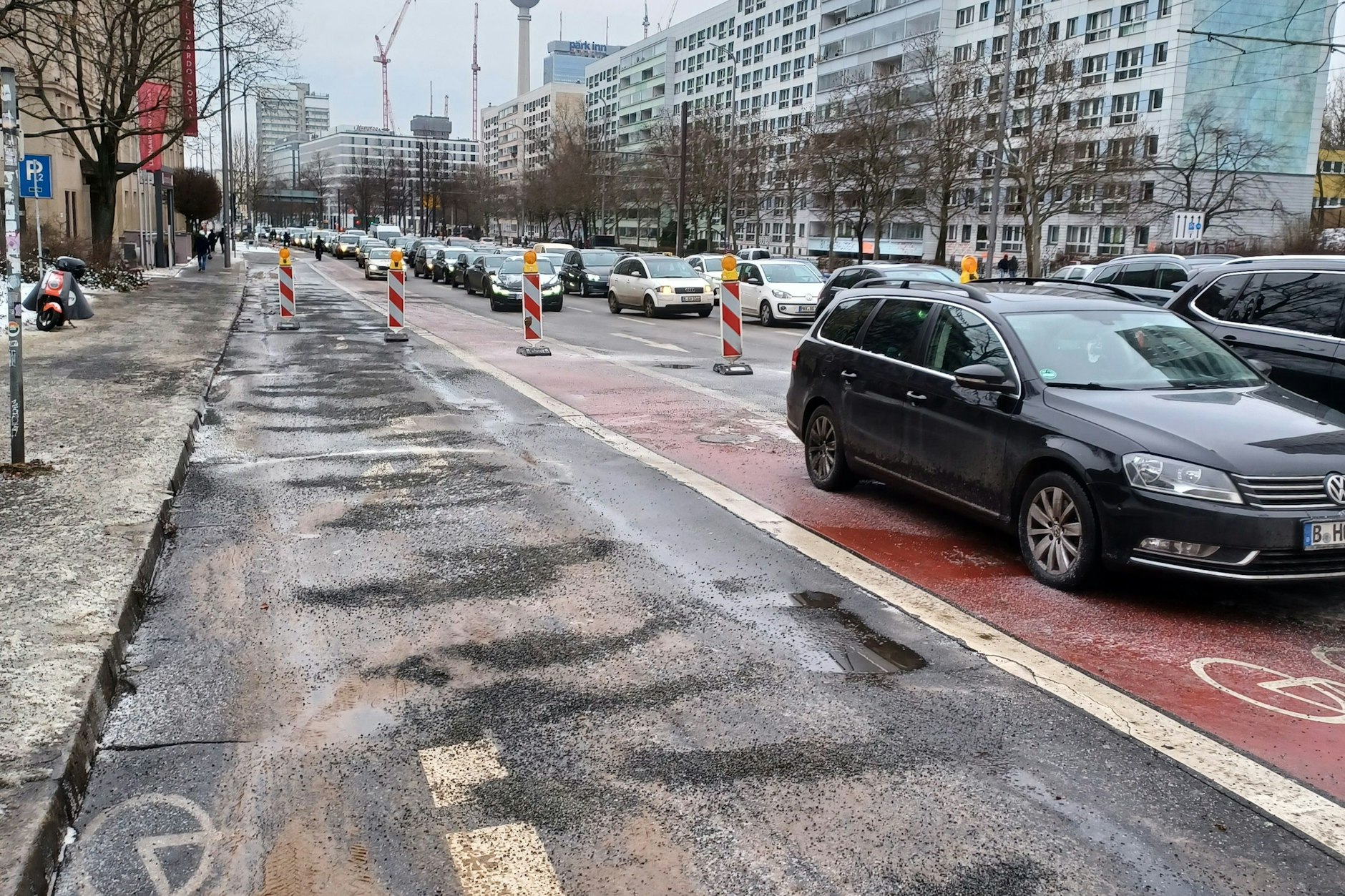 Stau an der Kreuzung Greifswalder Straße/Straße am Friedrichshain