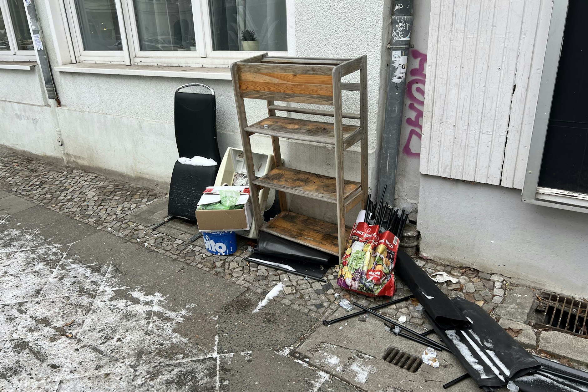 In der Utrechter Straße hat jemand seine Wohnung entrümpelt.