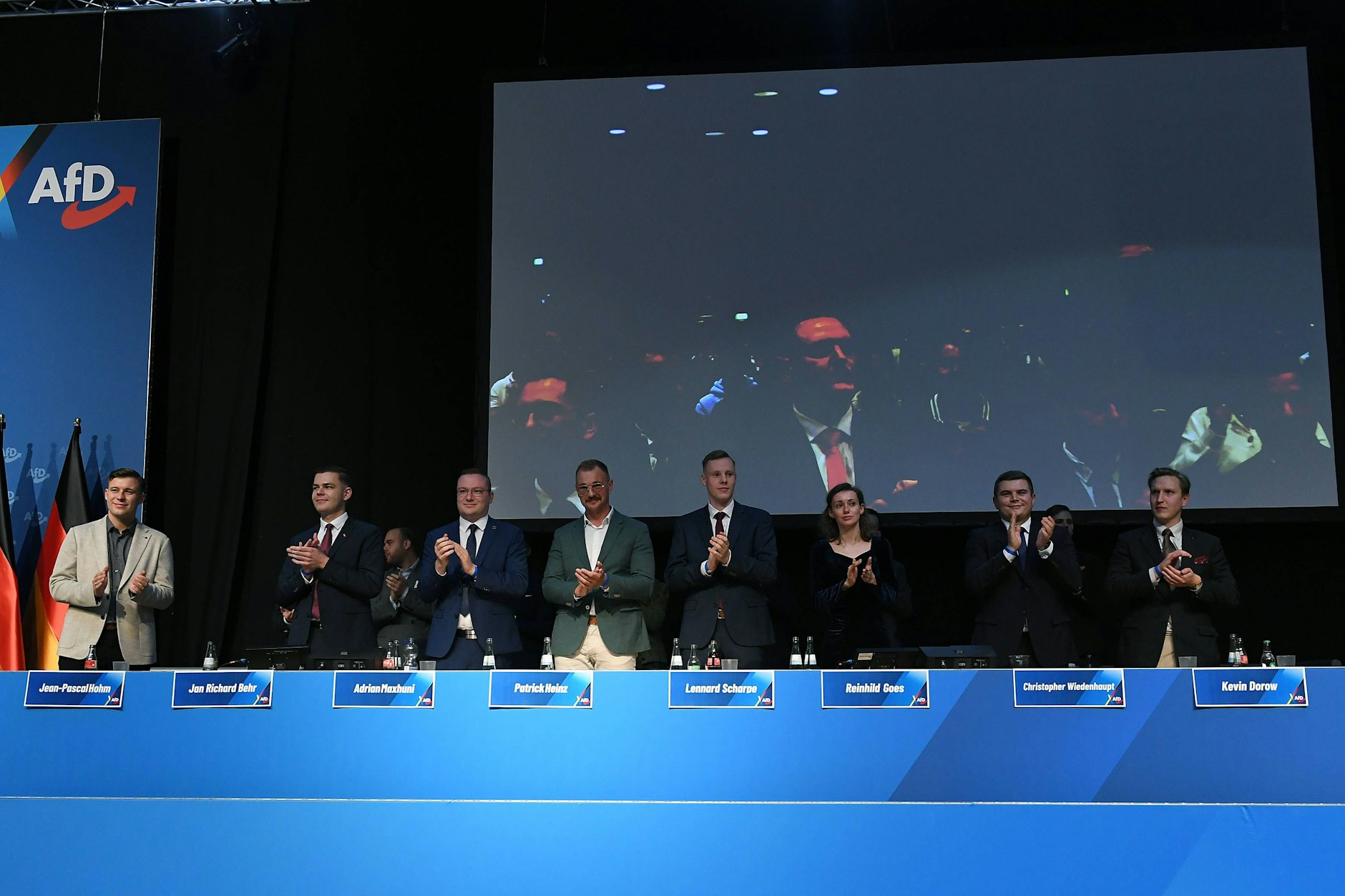 Lennard Scharpe (4. von rechts) ist der Vorsitzende der AfD-Jugendorganisation in Sachsen.