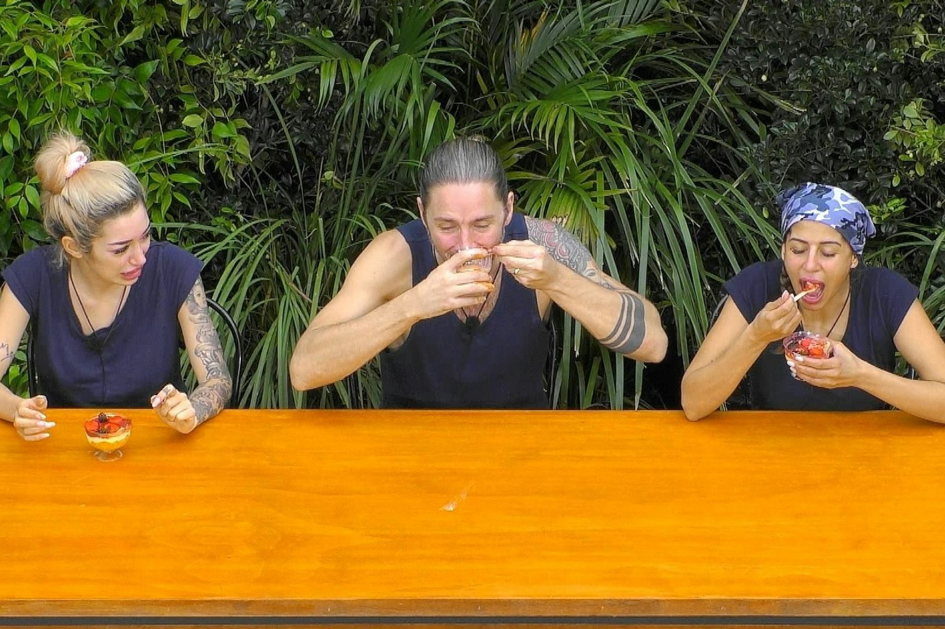 In der Essensprüfung musste Eva (r.) mit Gil und Ariel Ekel-Snacks naschen.