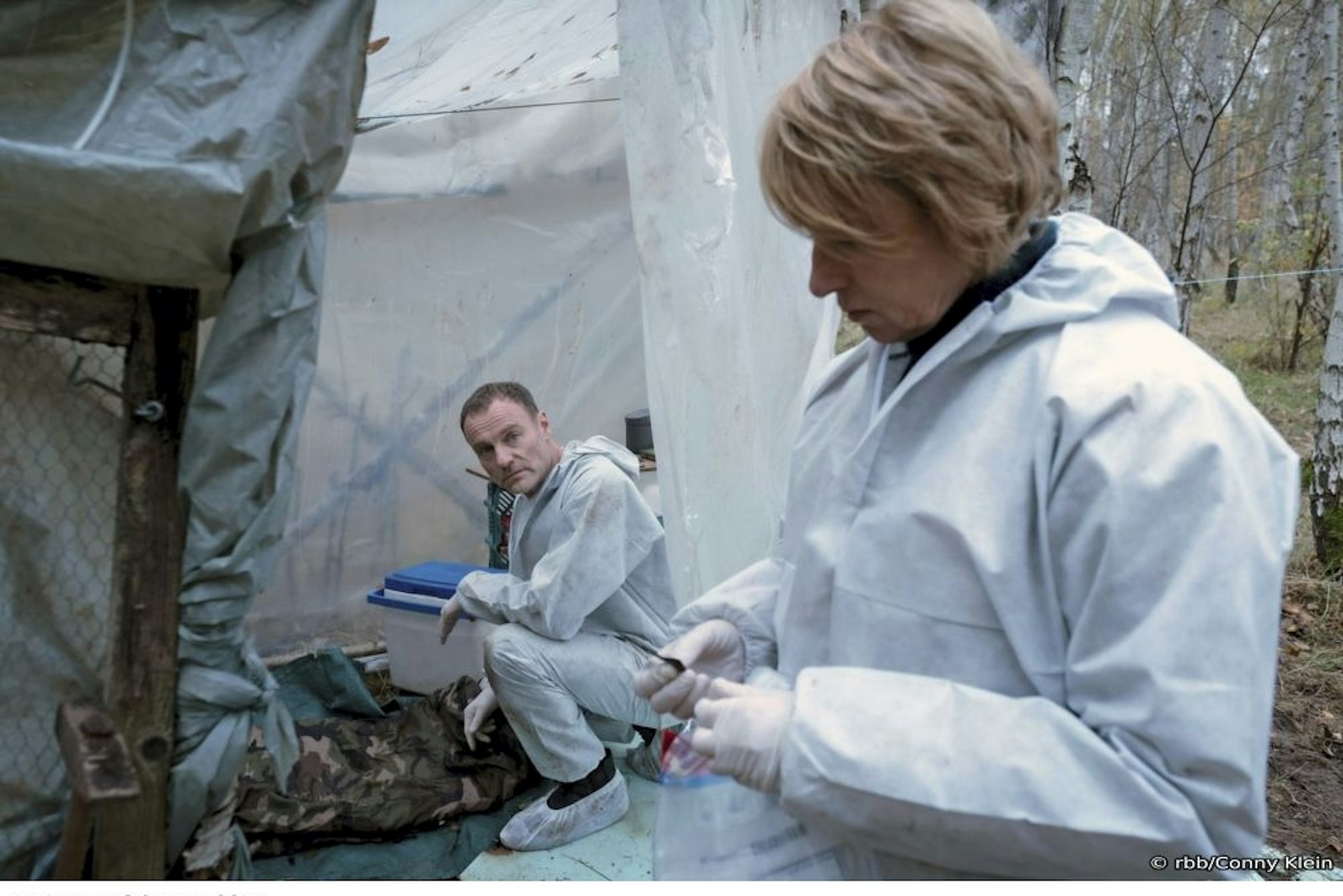 Susanne Bonard (Corinna Harfouch) und Robert Karow (Mark Waschke) werten die Spuren am Tatort aus.