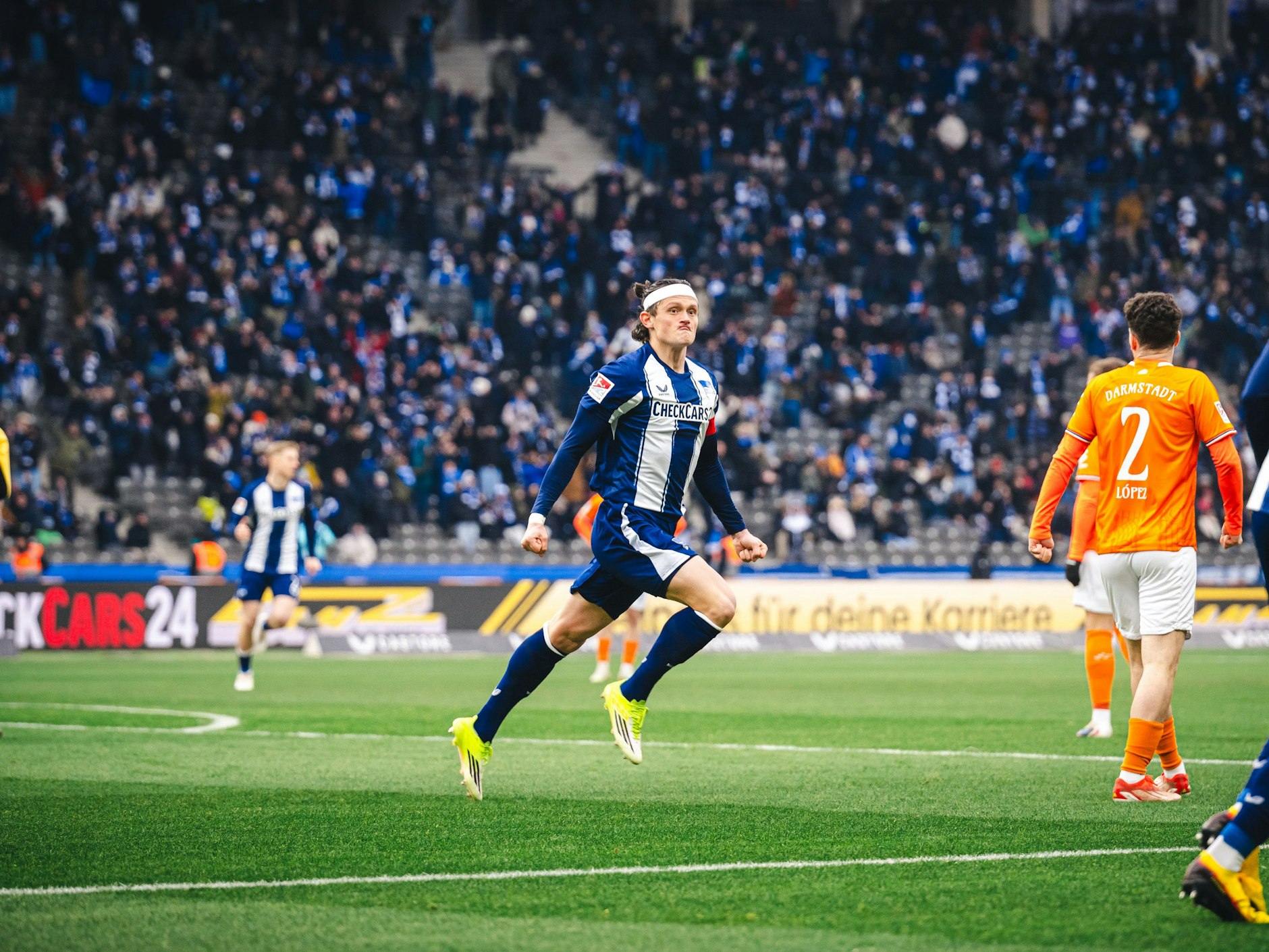 Kapitän Fabian Reese von Hertha BSC feiert das Blitz-Tor zum 1:0  gegen Darmstadt.