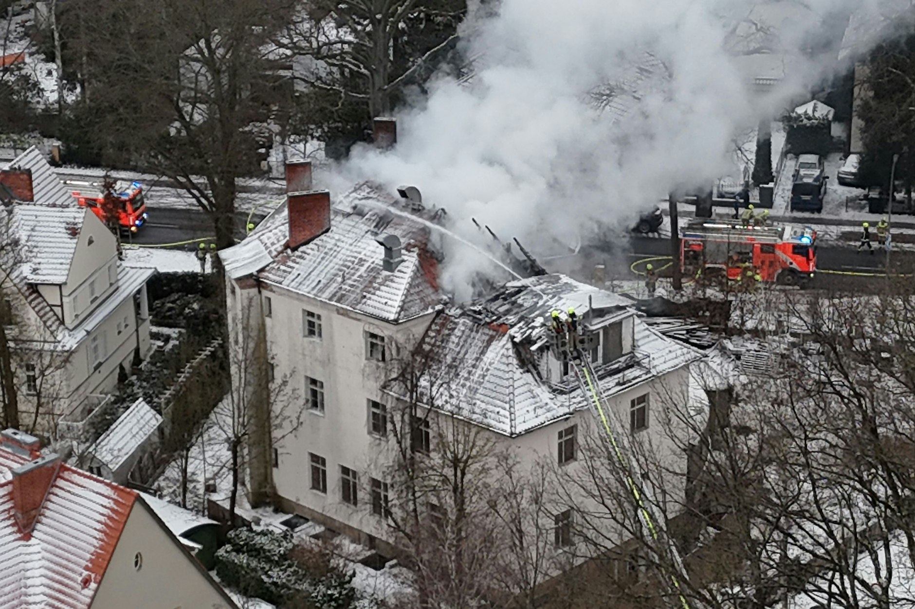 Am Morgen brannte in Frohnau der Dachstuhl des leer stehenden Hotels (Entenkeller).
