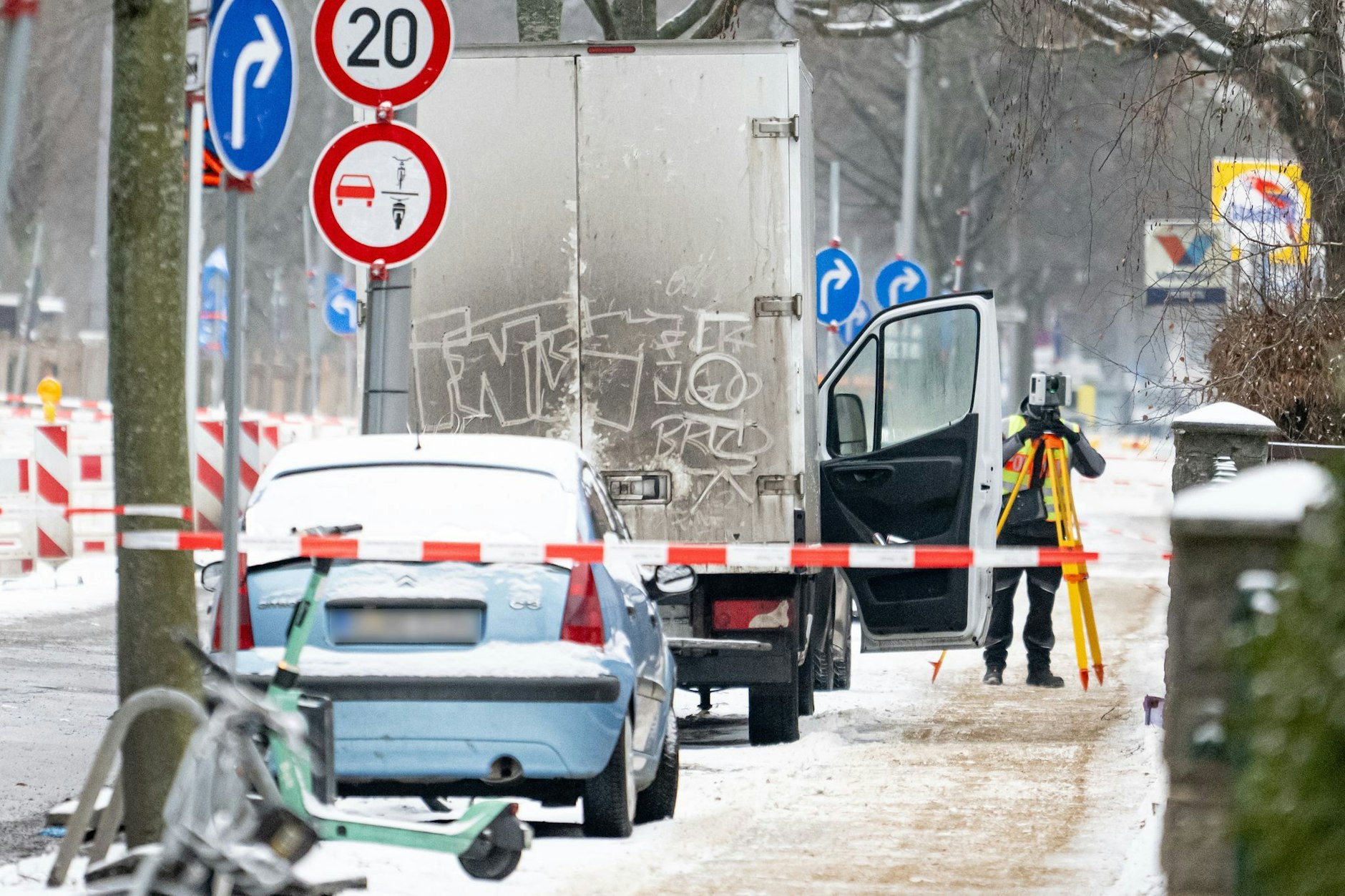 Berliner Polizei steht am Einsatzort in Weißensee.