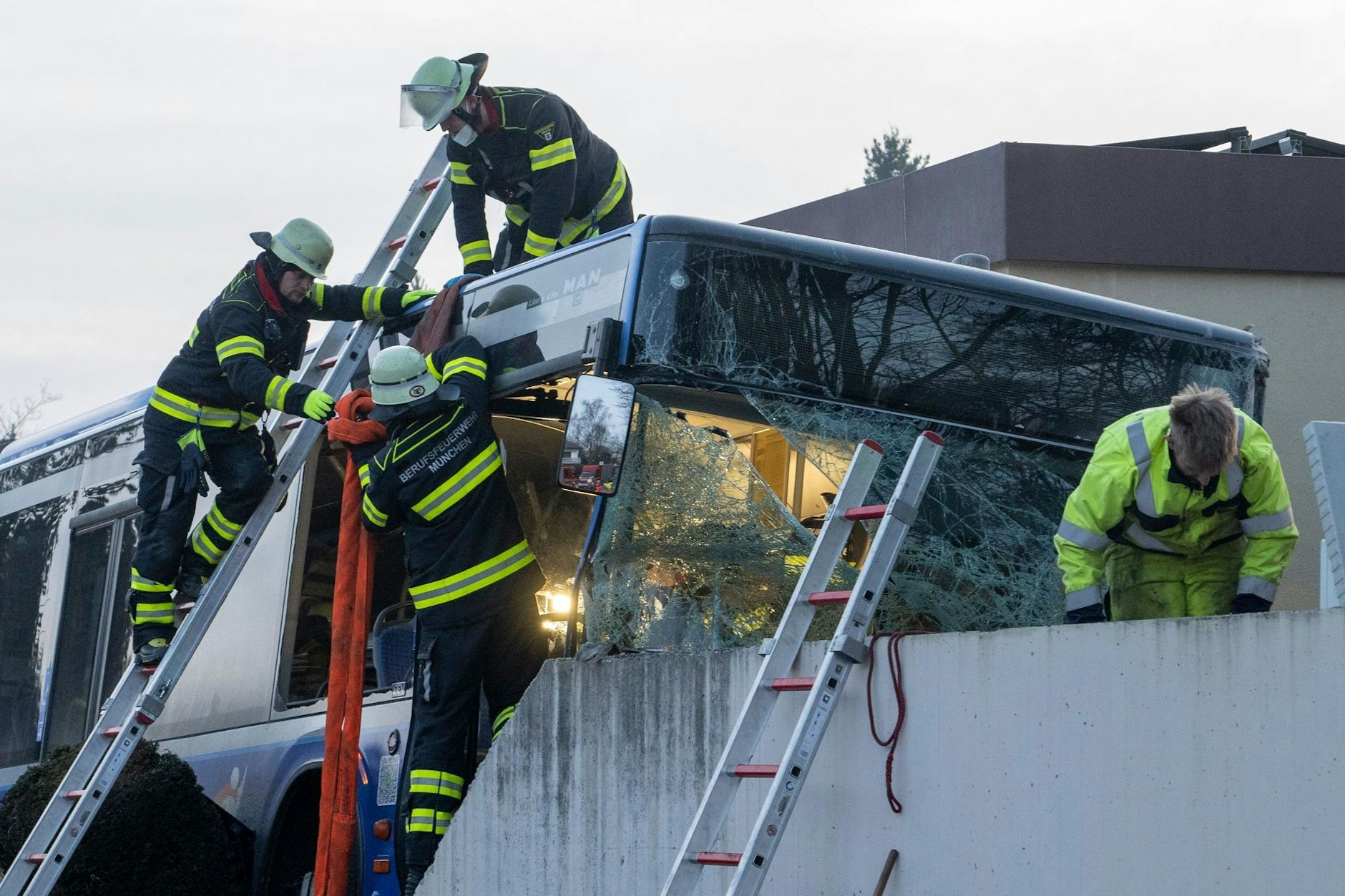 Feuerwehrleute arbeiten an dem verunglückten Linienbus.