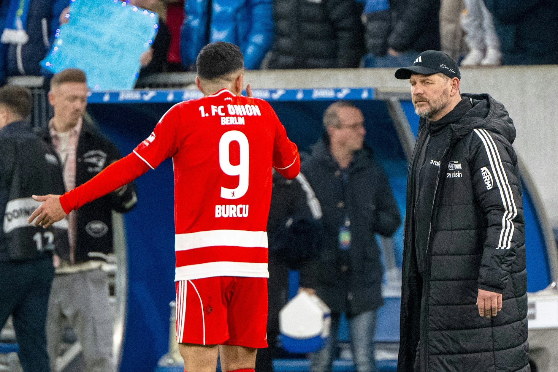 Cheftrainer Steffen Baumgart weist Livan Burcu zwar derbe zurecht, nimmt ihm aber seinen Wutanfall nicht übel.