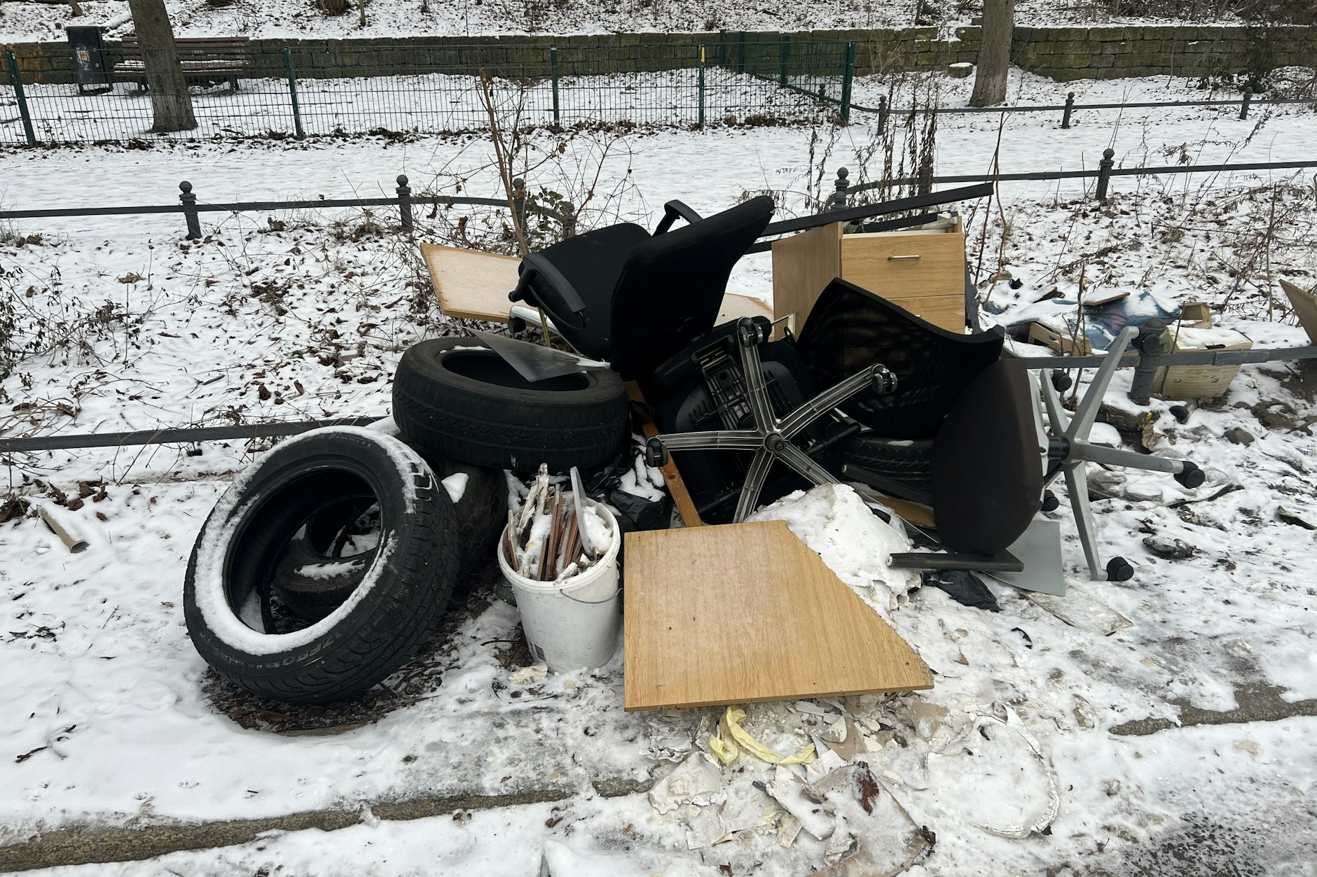 Diese Büroeinrichtung liegt in der Gustav-Meyer-Allee. Zwei Sätze Reifen gibt es dazu.  