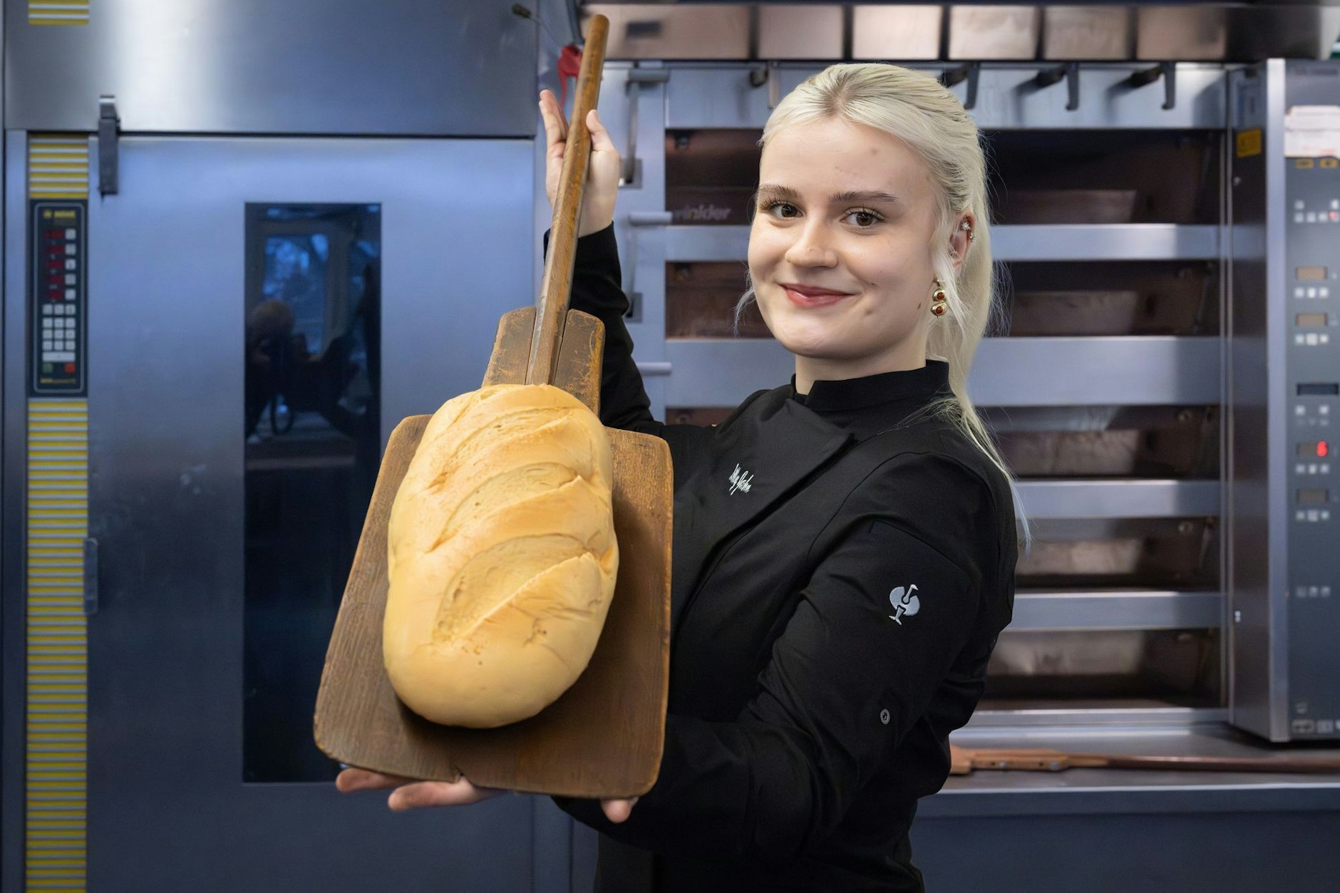 Ein Weißbrot frisch aus dem Ofen: Die angehende Bäckermeisterin Lilly Jahn trainiert als WM-Vorbereitung im IGV-Bildungszentrum in Frankfurt (Oder).