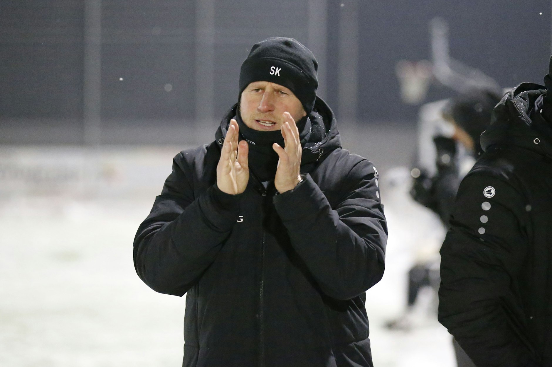 Auch in Neuruppin war nicht mal der Kunstrasen grün: BFC-Trainer Sven Körner.