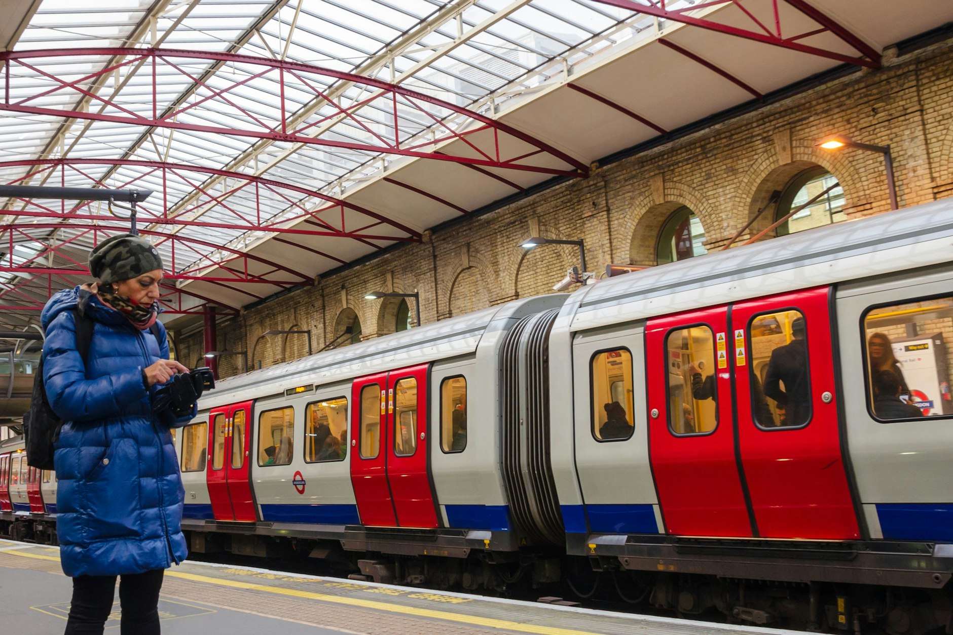 Bahnhof London-Farringdon: Warten auf die Bahn