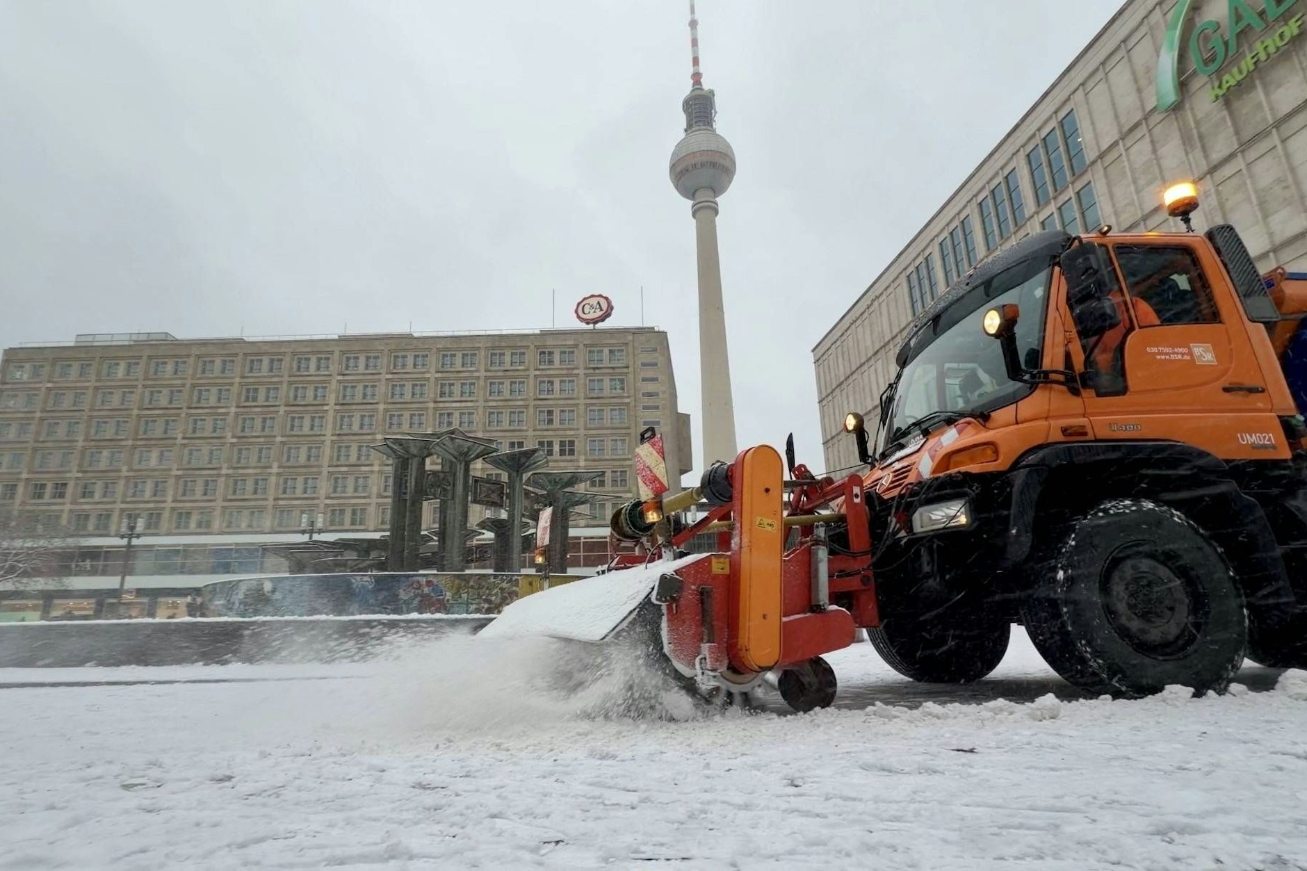 Die Berliner Stadtreinigung soll die Bezirke beim Winterdienst unterstützen.