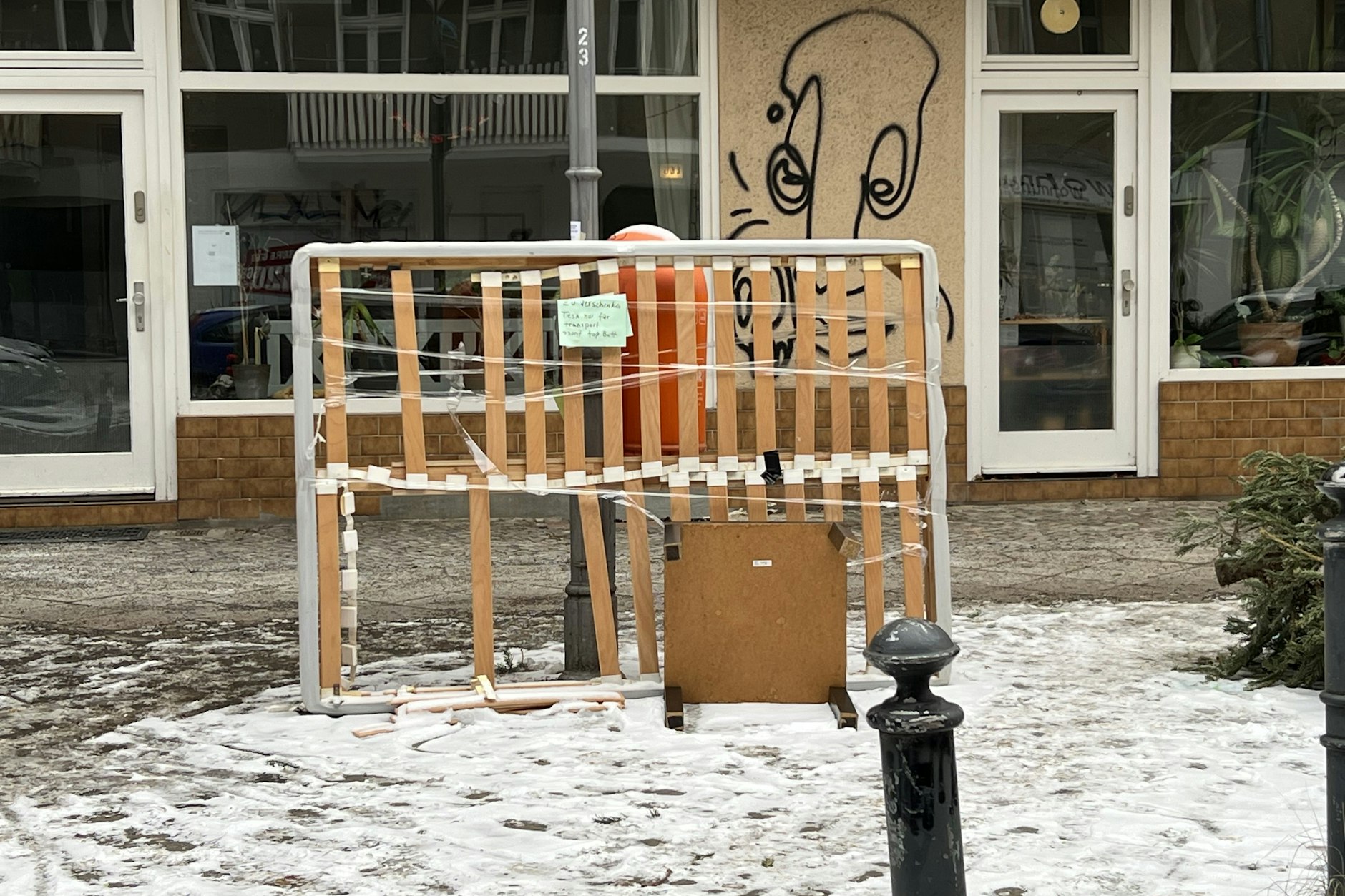 Würden Sie zugreifen? Laut Zettel wird dieses Lattenrost in der Utrechter Straße verschenkt.