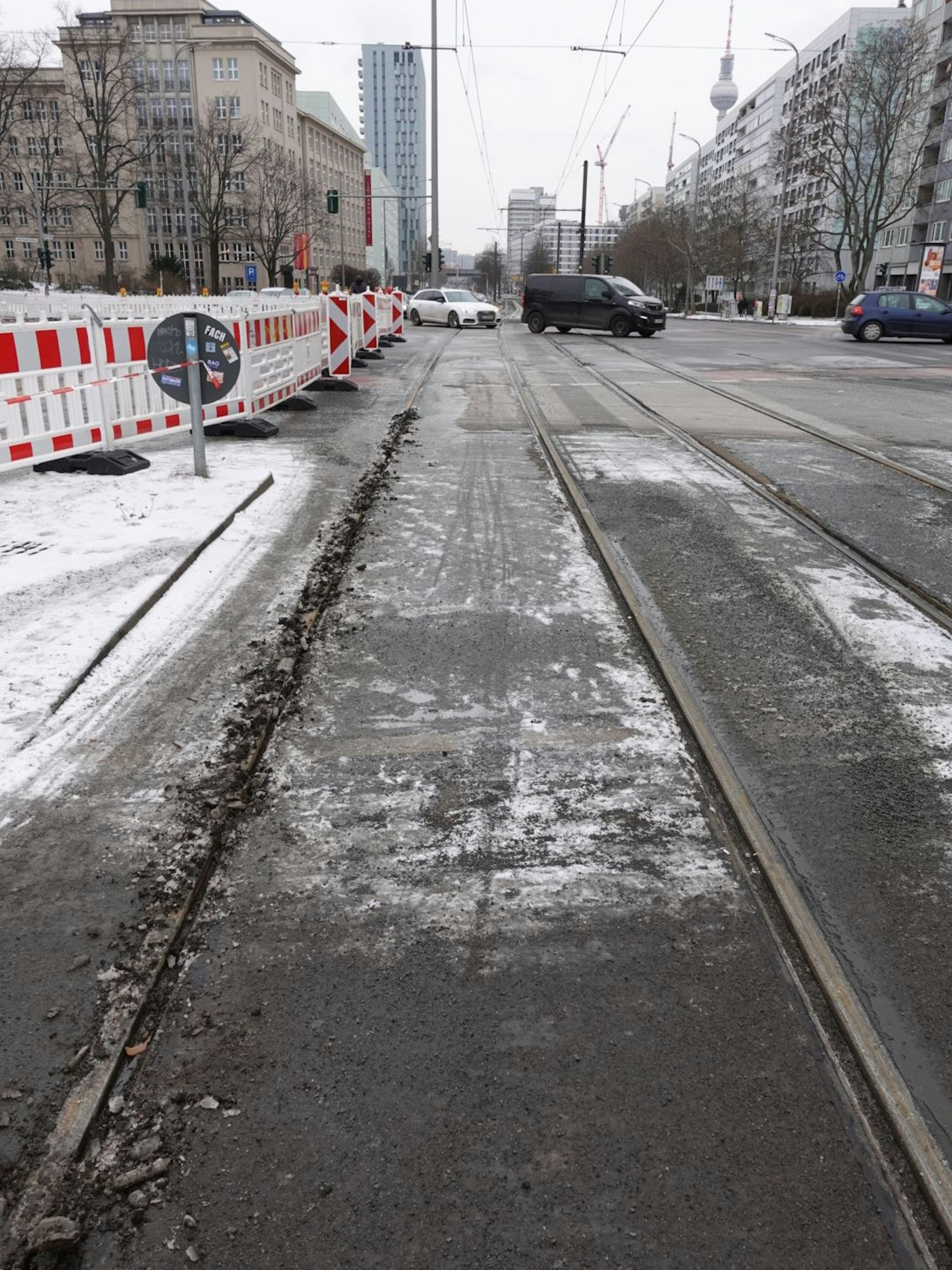 Die Gleise der M4 verkaufen direkt neben dem Wasserrohrbruch.