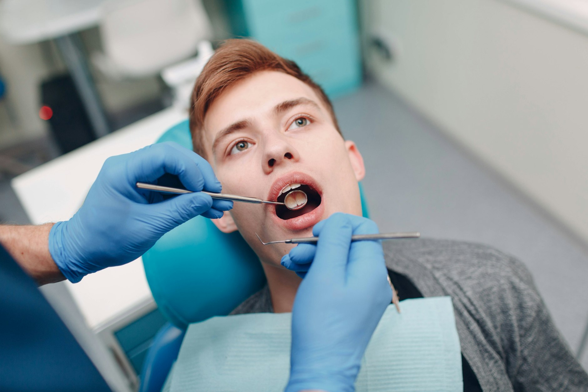 Ein junger Mann beim Zahnarzt