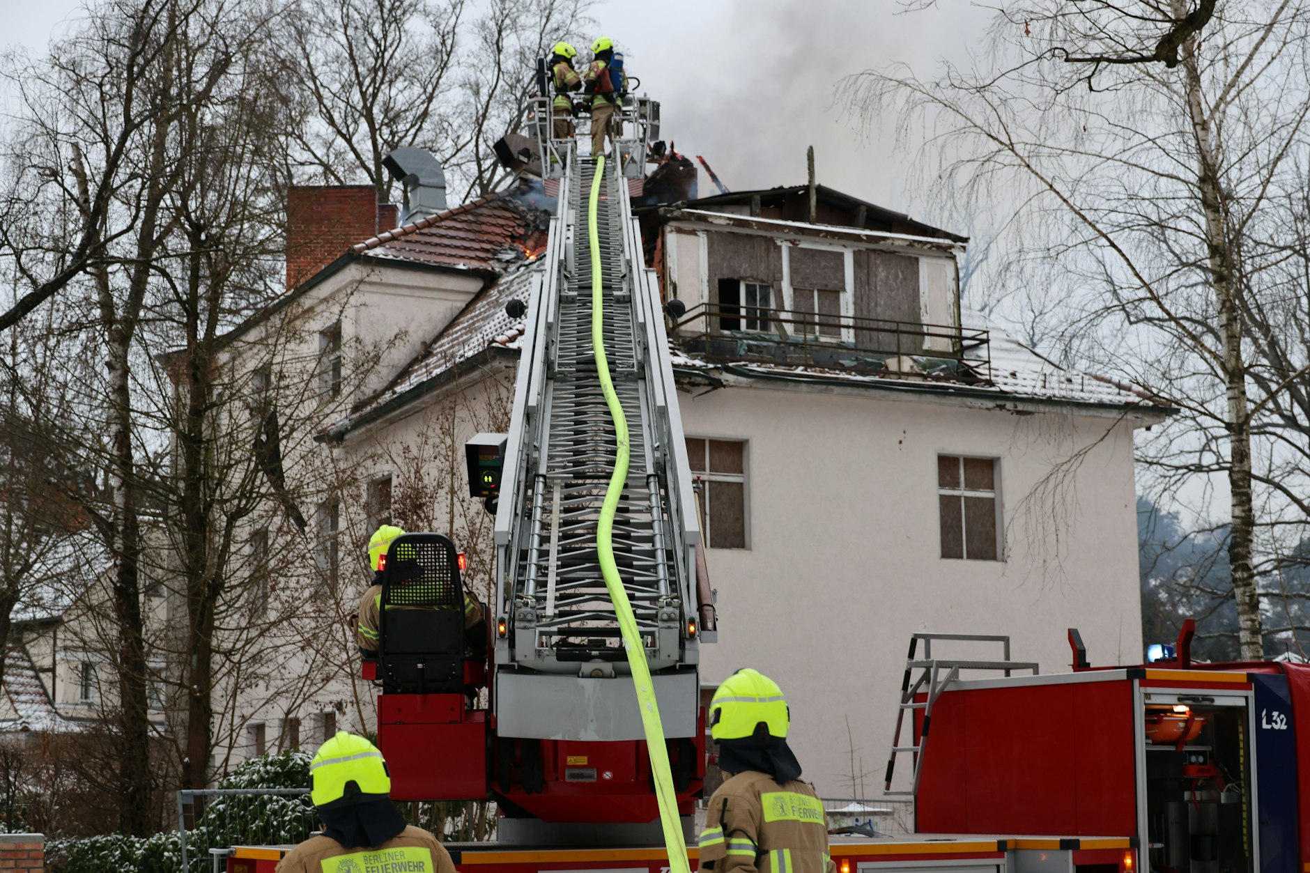 Über eine Drehleiter löschten die Einsatzkräfte des Brand im Dachstuhl des Entenkellers.