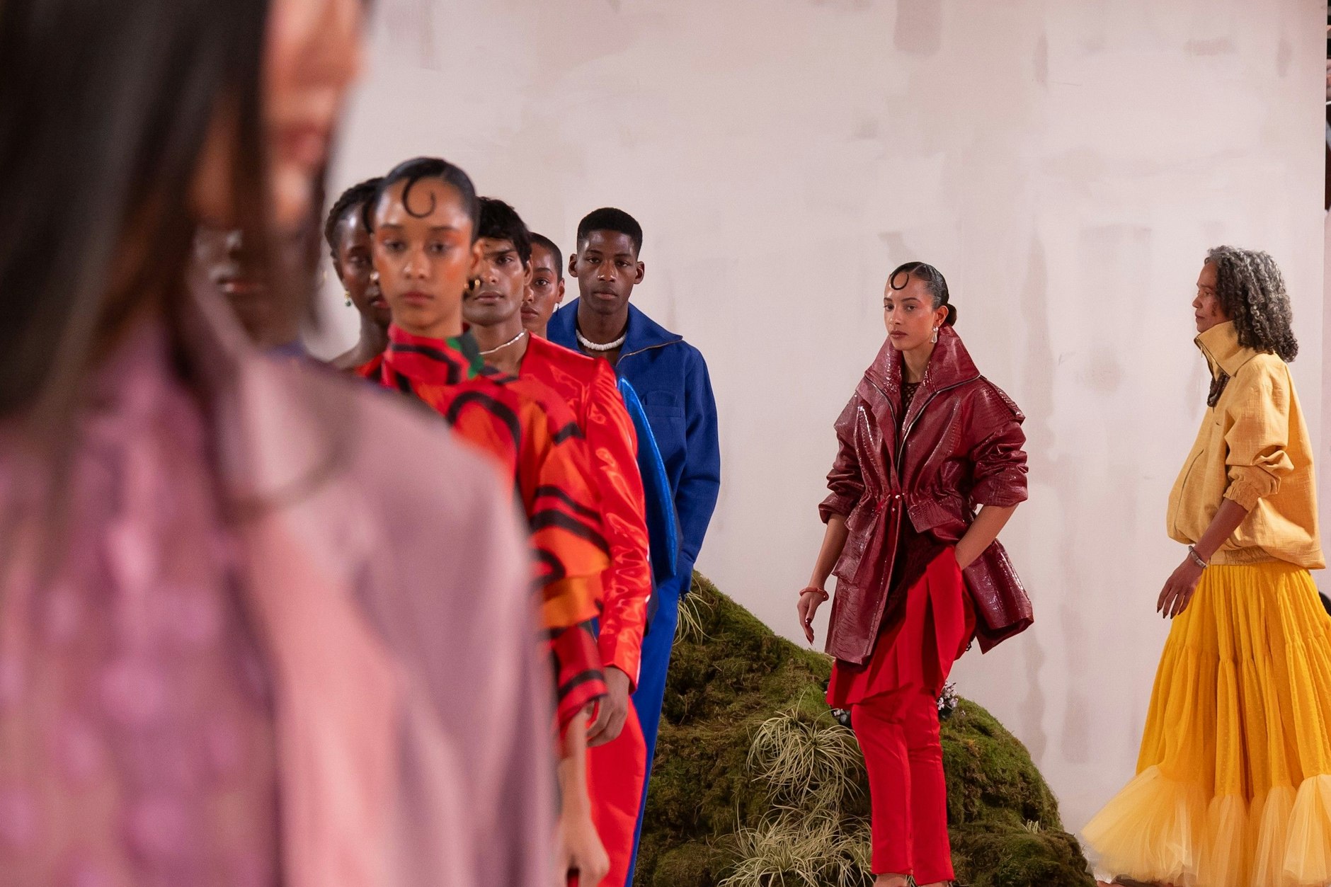 Designer Adebayo Oke-Lawal setzte seiner verstorbenen Mutter ein farbenfrohes Denkmal.