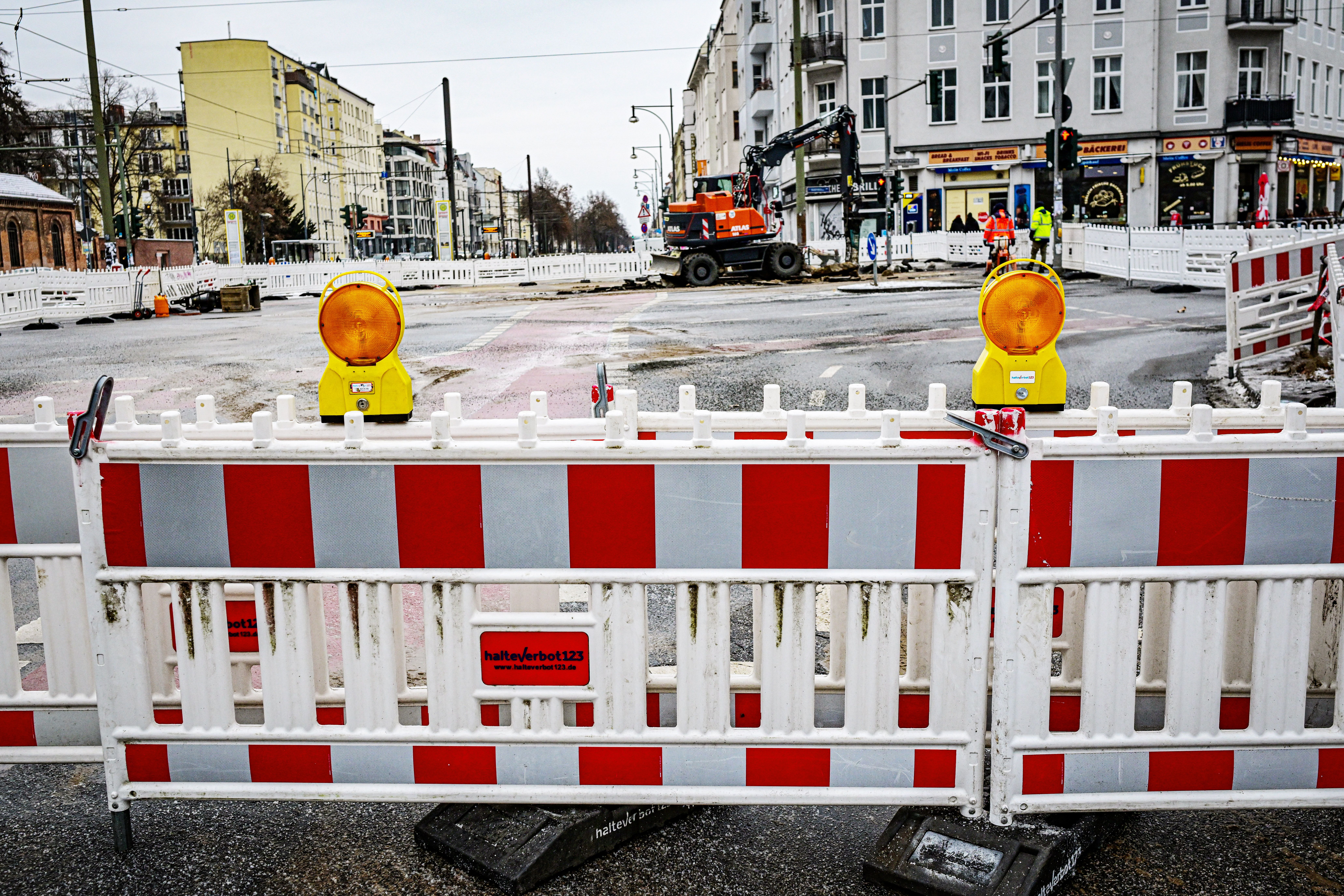 Wasserrohrbruch in der Greifswalder Straße: Tram- und Busverkehr eingeschränkt