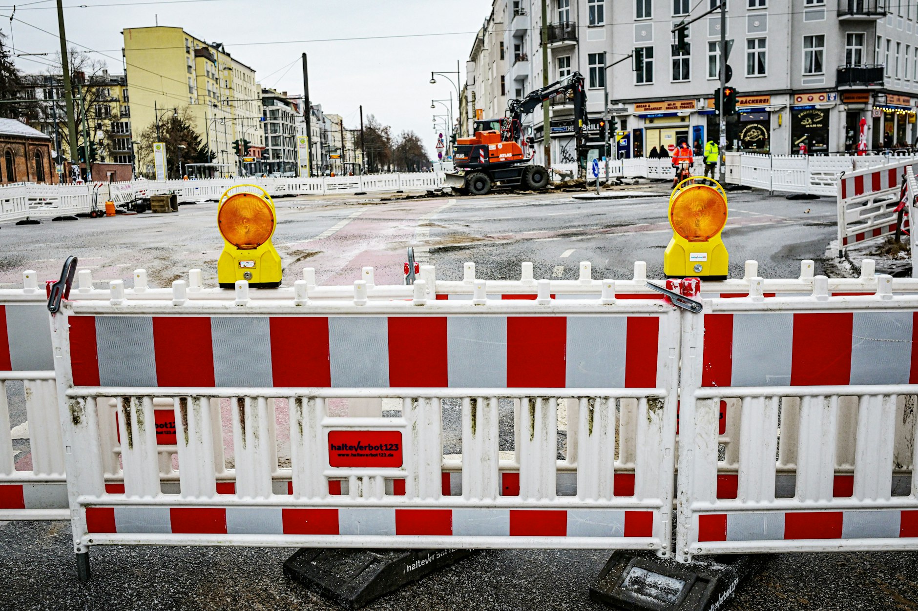 Die Greifswalder Straße ist wegen eines Wasserrohrbruchs teilweise gesperrt.