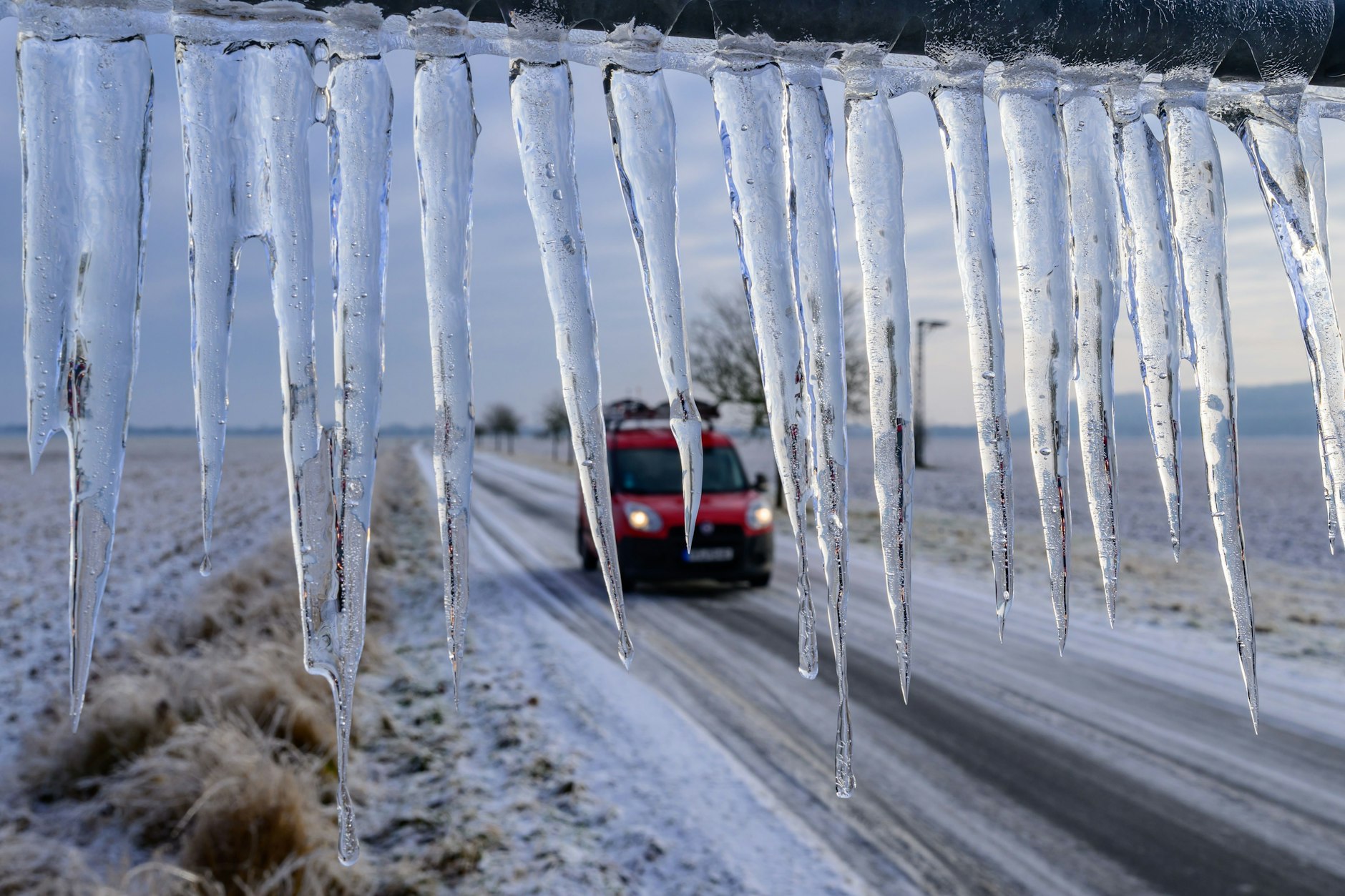 Der Winter bleibt und damit auch glatte Straßen. Und der Winterdienst hat gut zu tun – auch ohne Gurkenwasser.