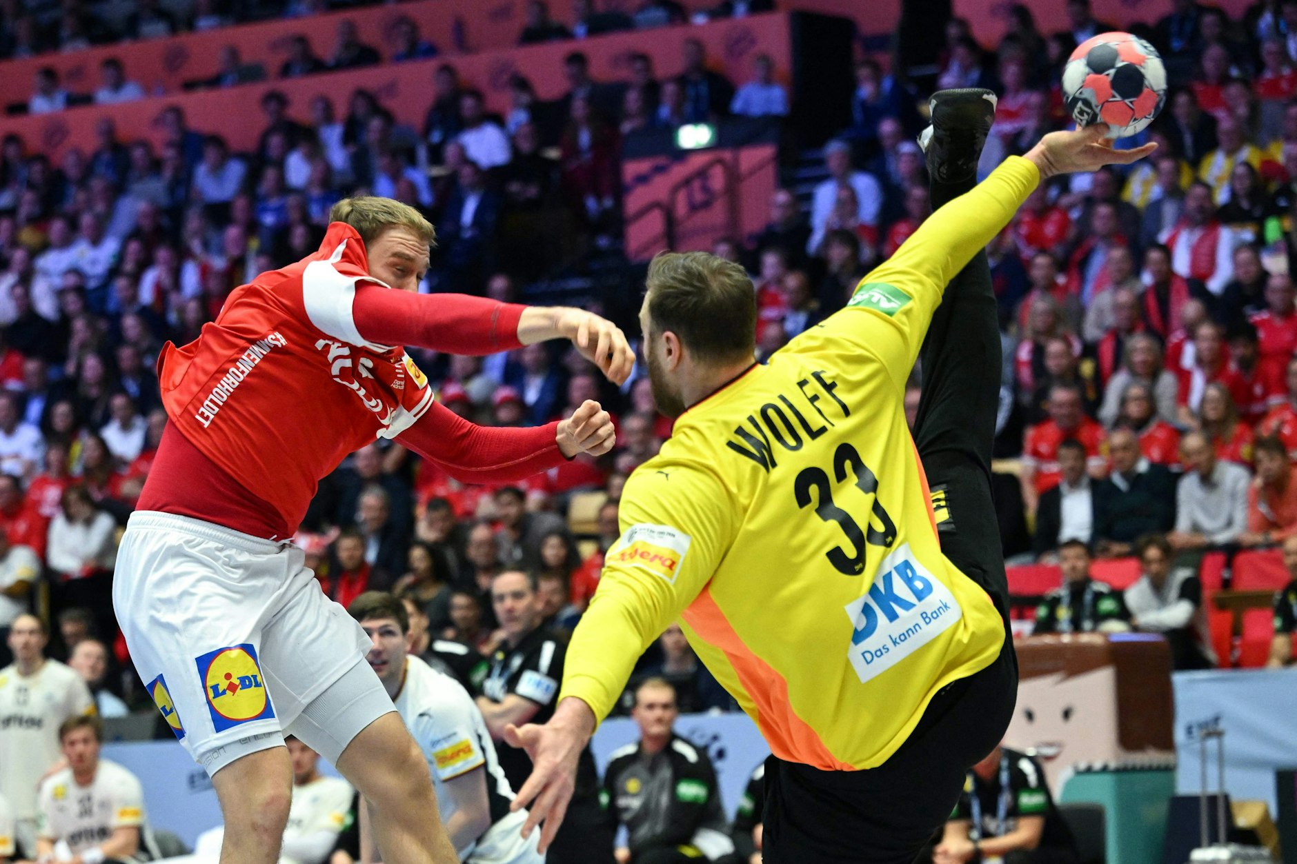 Andreas Wolff (r.) rettet wieder einmal das deutsche Team.