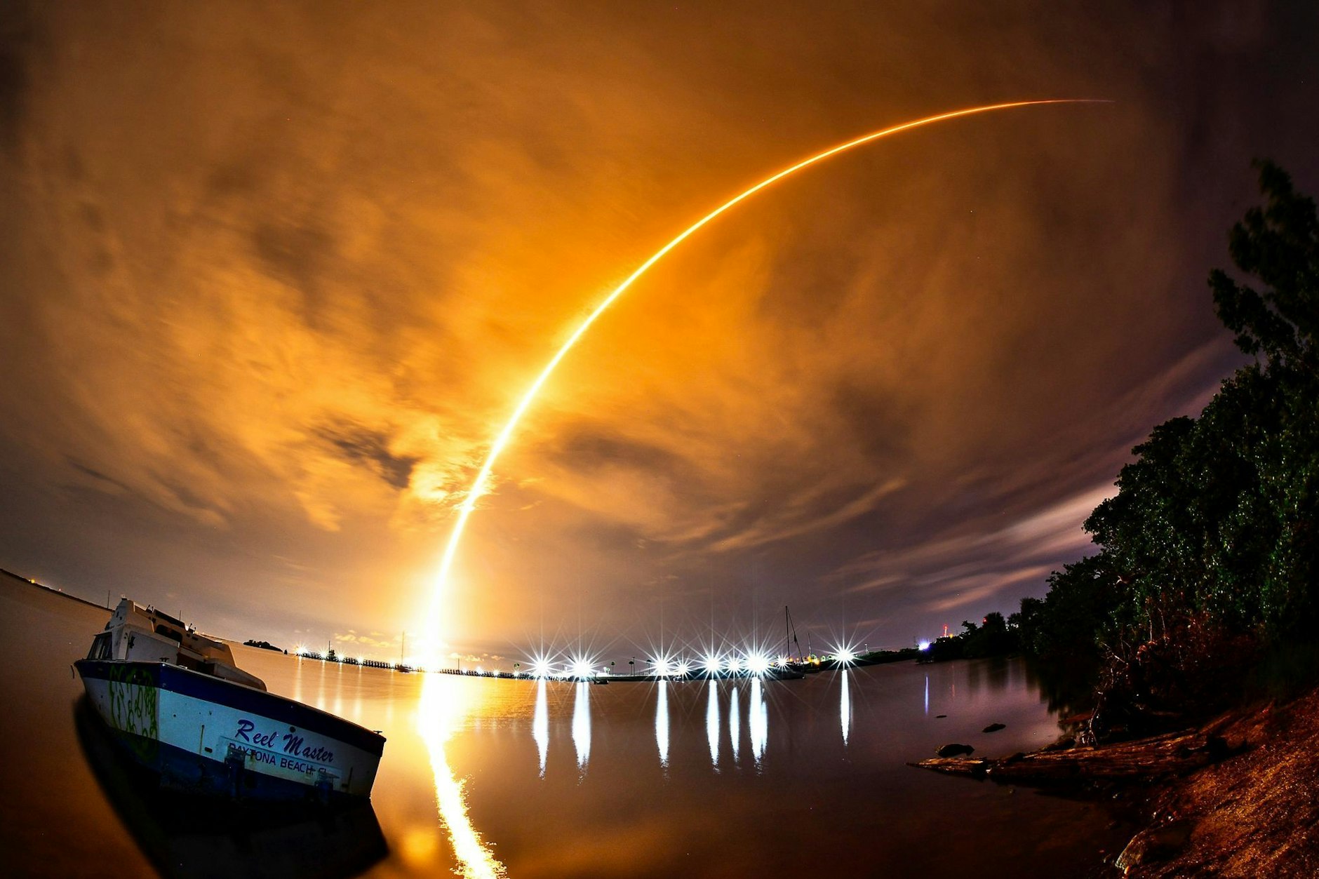 Eine SpaceX Falcon 9-Rakete hebt von Cape Canaveral, Florida, ab. Die Rakete trägt 22 Starlink-Satelliten.
