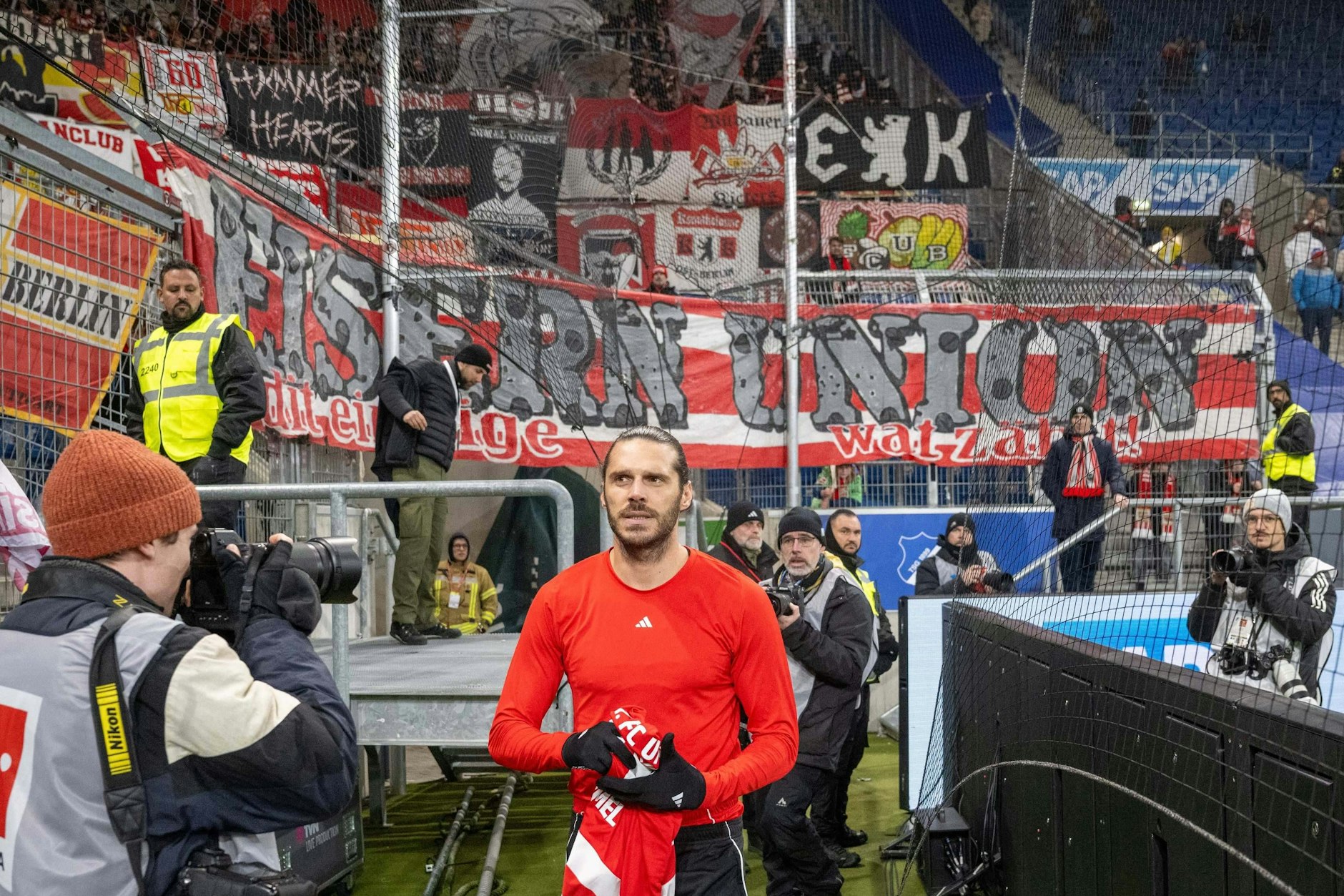 Christopher Trimmel verschenkt sein Union-Trikot an einen mitgereisten Fan in Sinheim. Das 1:3 bei der TSG Hoffenheim hat auch beim Kapitän Spuren hinterlassen.