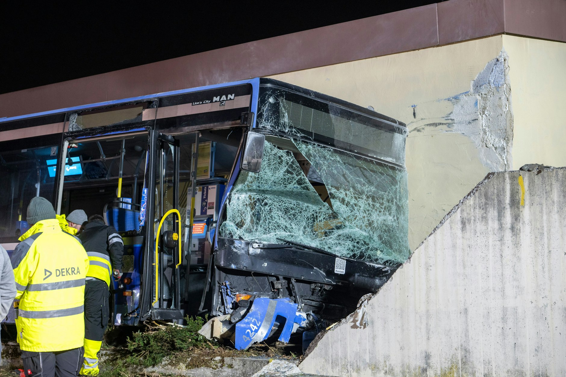 Insgesamt wurden bei dem Unfall sechs Insassen des Linienbusses verletzt.