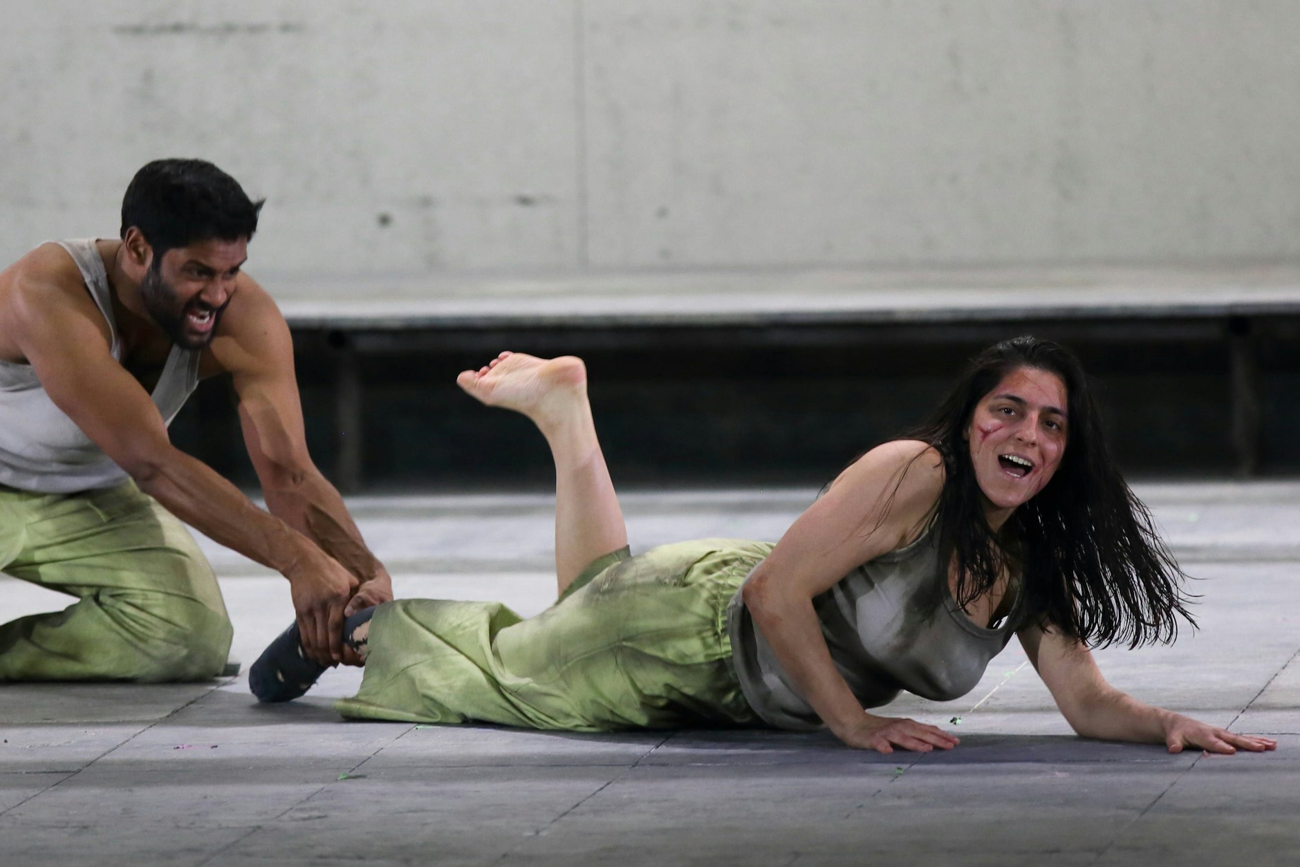 Sean Panikkar als Sergej und Susan Zarrabi als Sonjetka in „Lady Macbeth von Mzensk“ in der Komischen Oper im Schillertheater