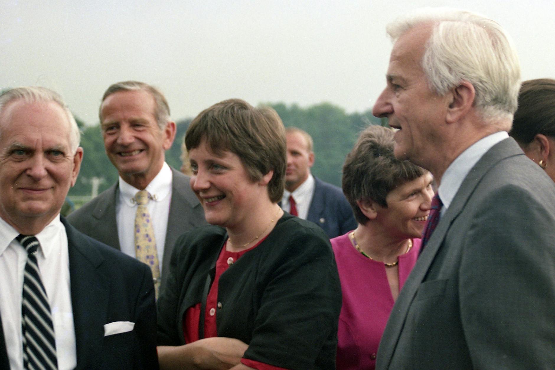 Rita Süssmuth (2.v.r.) 1991 mit Angela Merkel (M.) und Richard von Weizsäcker (r.) in Hoppegarten.