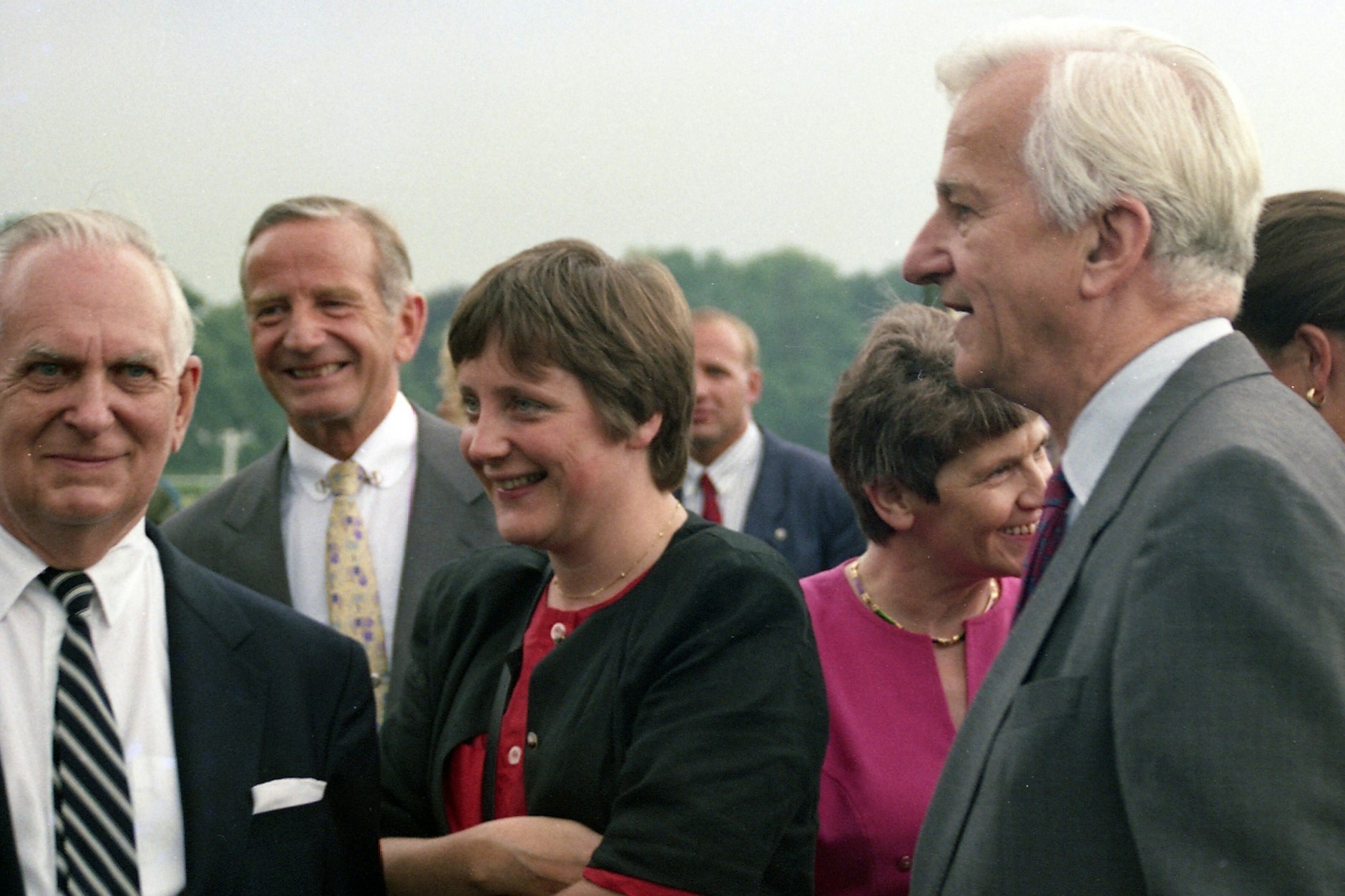 Rita Süssmuth (2.v.r.) 1991 mit Angela Merkel (M.) und Richard von Weizsäcker (r.) in Hoppegarten. 