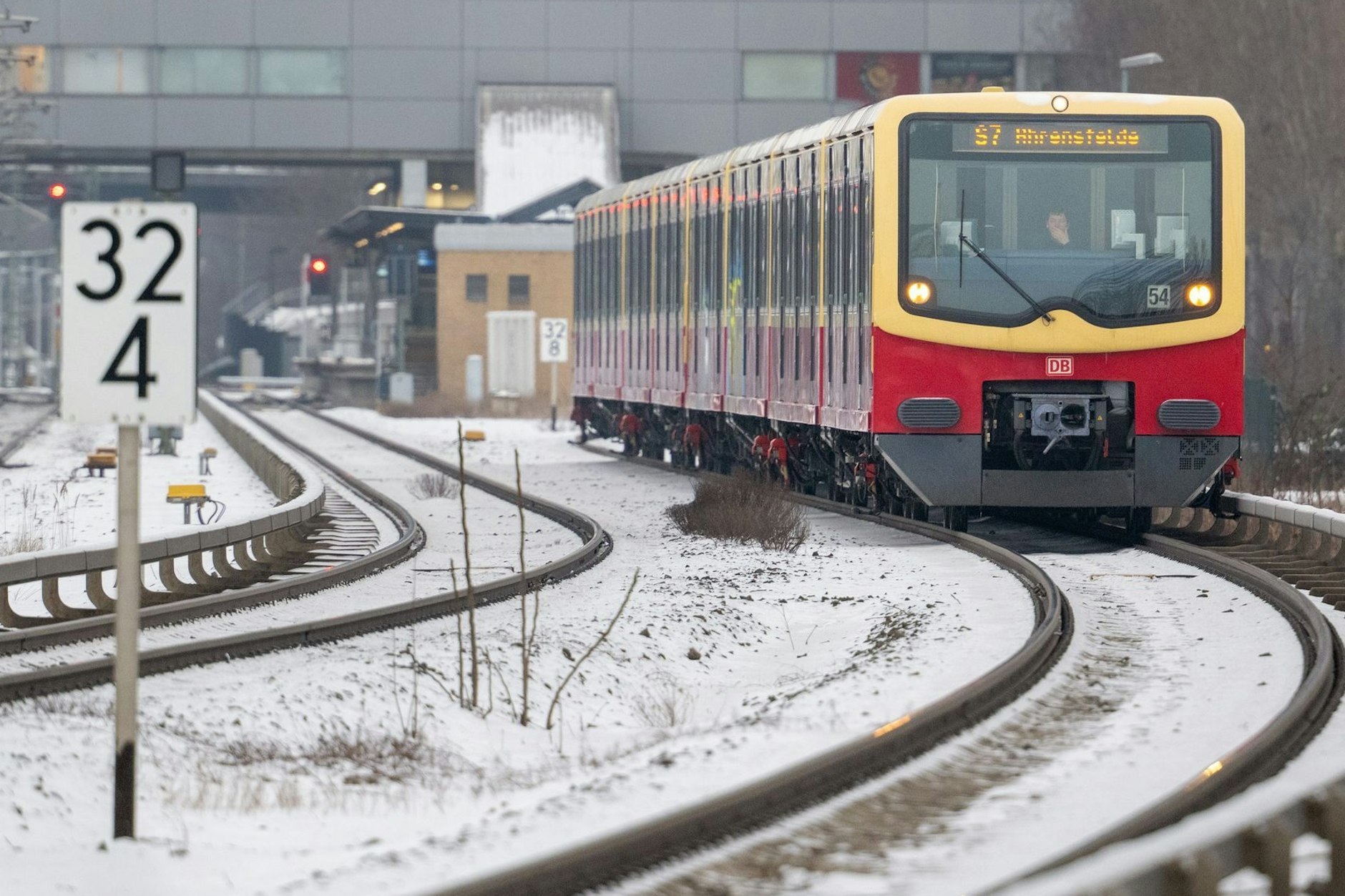 Einzige gute Nachricht für alle, die die öffentlichen Verkehrsmittel in Berlin dringend brauchen: Die Züge der S-Bahn sollen wir geplant fahren, das Unternehmen ist vom Streik nicht betroffen.