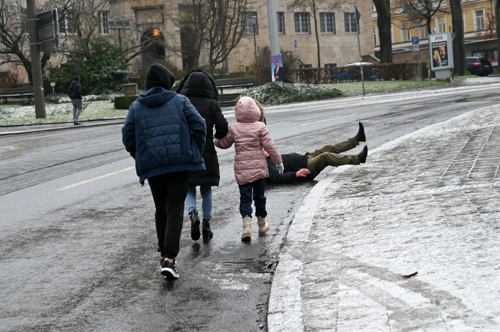 Streusalz ausverkauft, Gehwege vereist: Beschwerdeflut in Berliner Bezirken