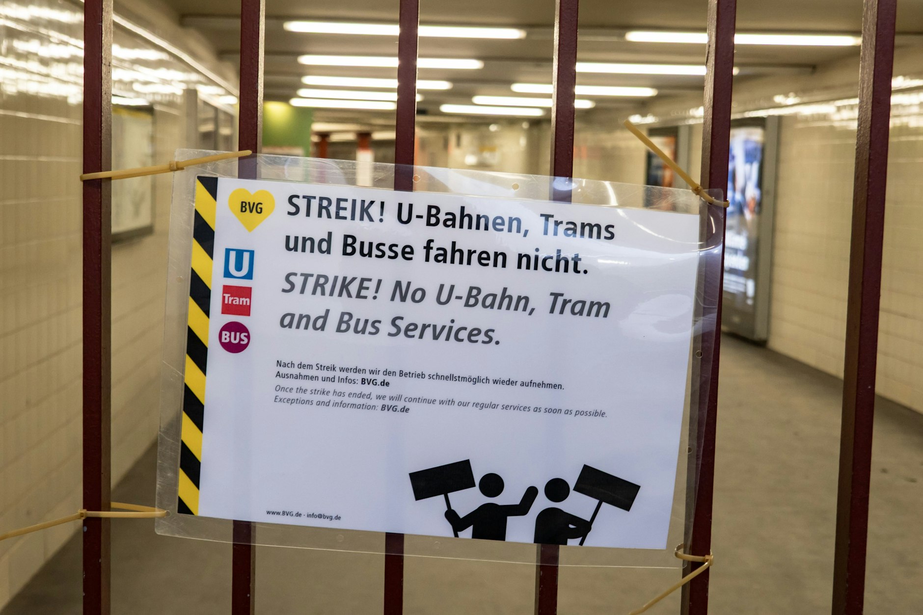 Geschlossen wegen Streik: Auch der U-Bahnhof Alexanderplatz ist während des Ausstands nicht zugänglich. Die S-Bahn fährt weiter – sie gehört nicht zur BVG, sondern dem Bund.