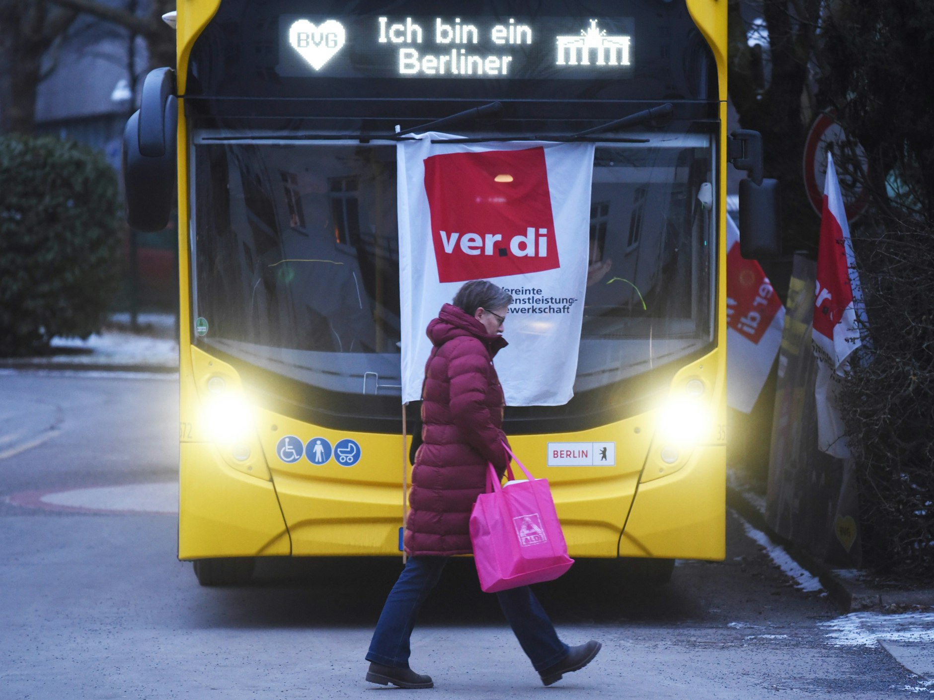 Laufen statt fahren: Am Montag stehen auch die Busse am Omnibus-Betriebshof Cicerostraße in Wilmersdorf still. Der Ausstand bei der BVG soll bis zum 3. Februar, 2.59 Uhr, dauern.