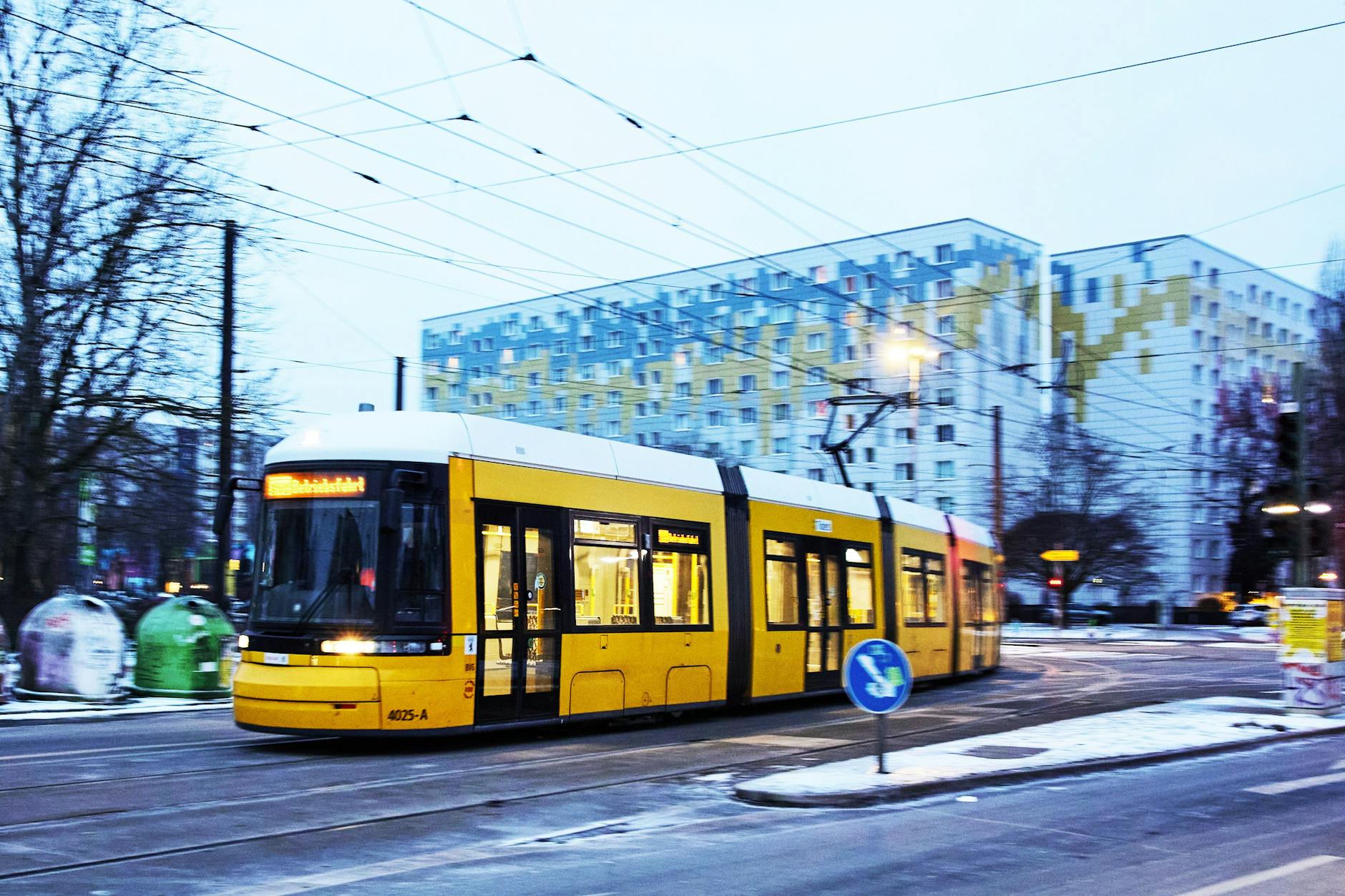 Eine Straßenbahn ohne Fahrgäste rollt durch Berlin. Sogenannte Geistertrams wird man während des Streiks bei der BVG am Montag häufiger sehen.