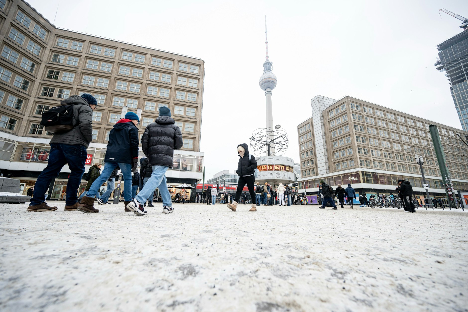 Auch der Alexanderplatz ist noch voller Schnee - und der Winter könnte noch eine Weile bleiben.
