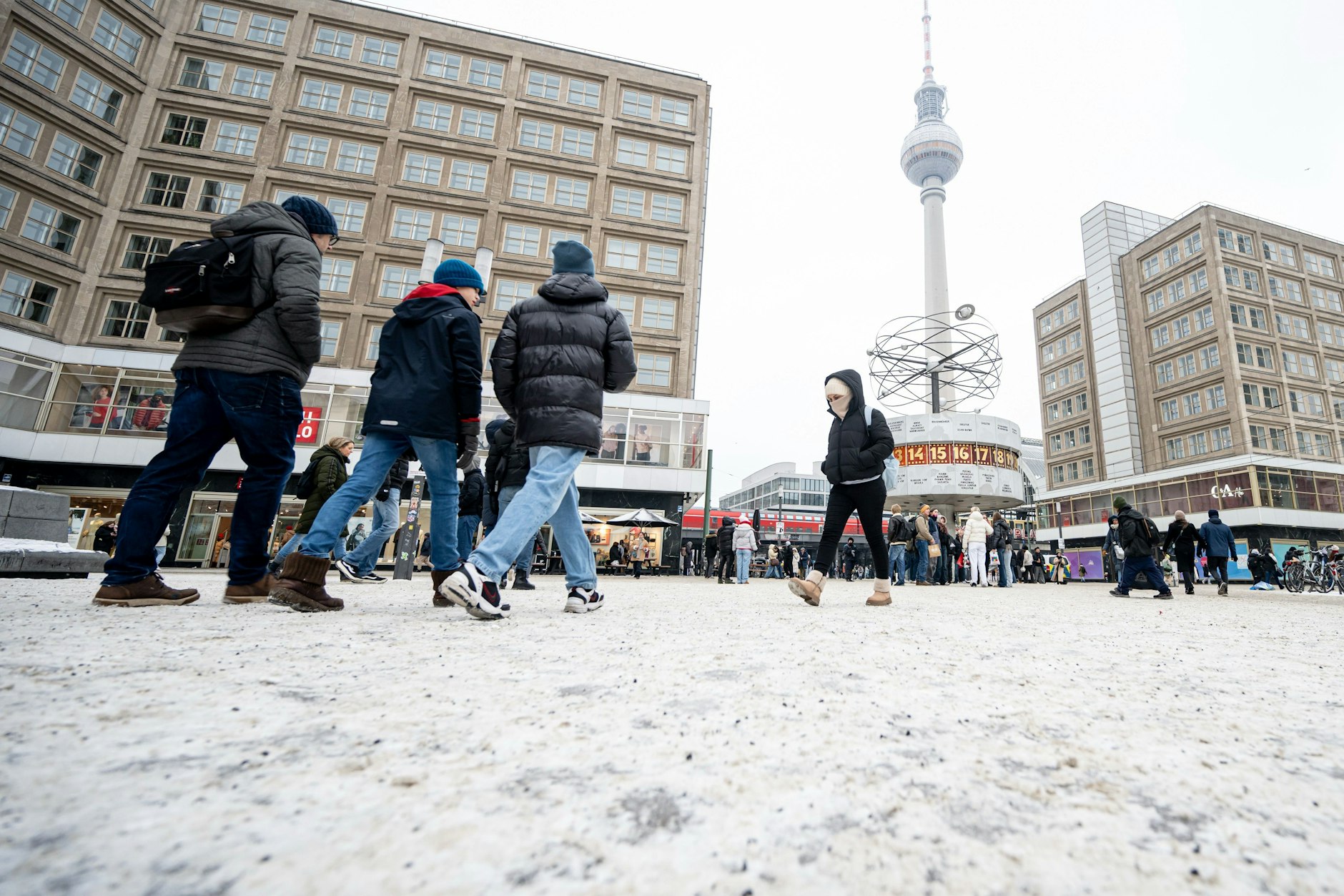Auch der Alexanderplatz ist noch voller Schnee – und der Winter könnte noch eine Weile bleiben.