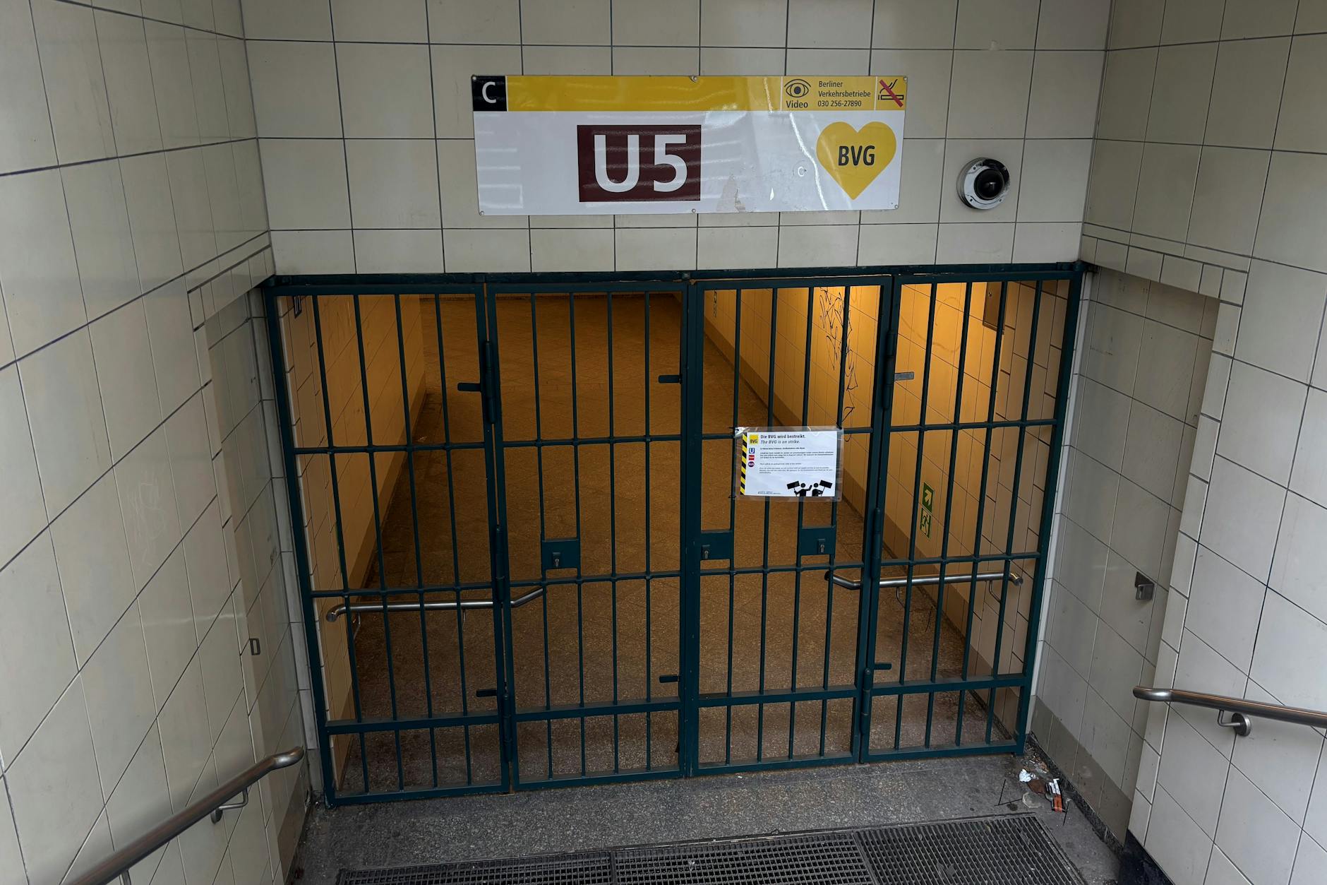 Der Eingang zur U-Bahn-Station Samariterstraße ist abgesperrt.