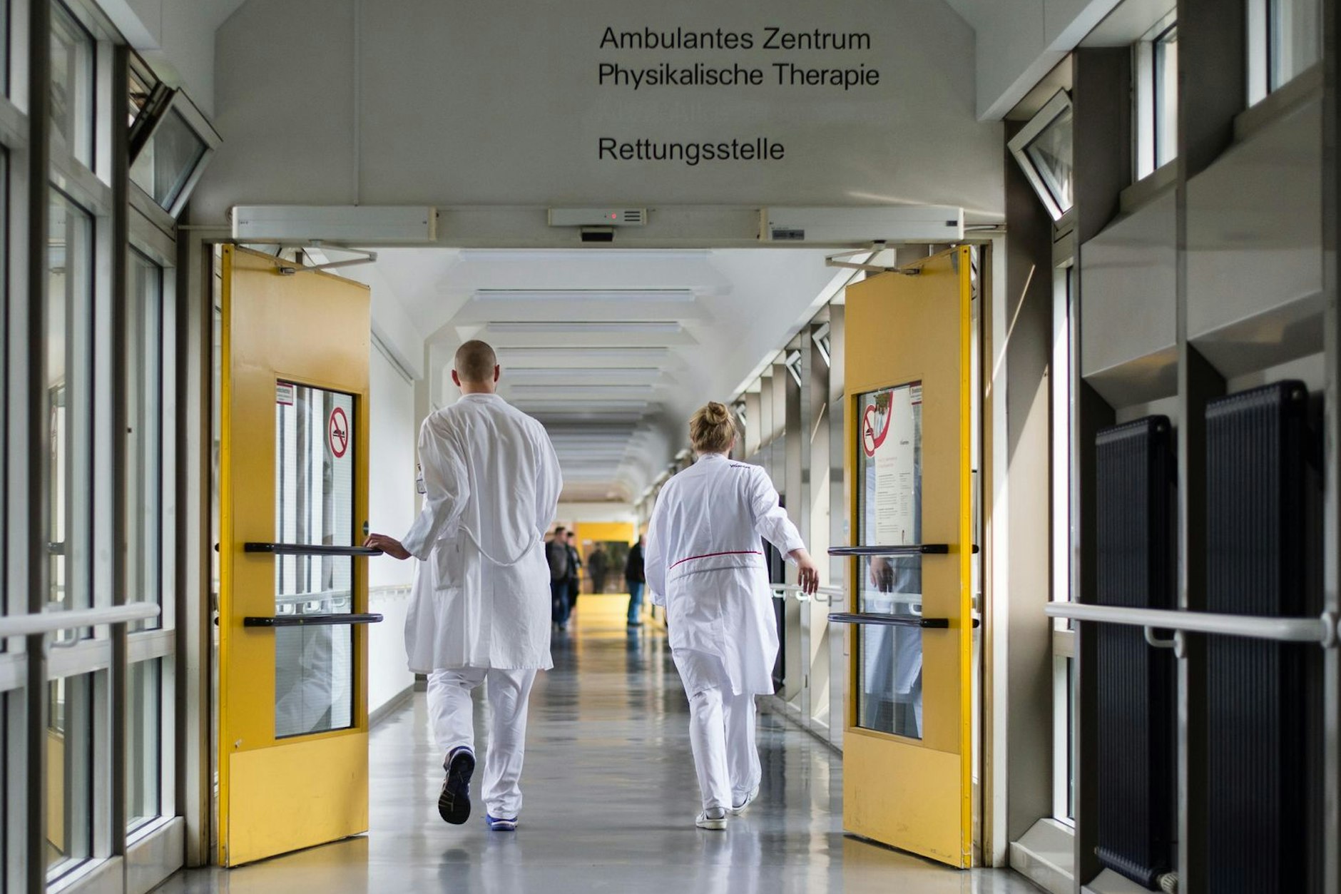 Ärzte laufen durch einen Flur zur Rettungsstelle des Vivantes-Humboldt-Klinikums in Berlin.