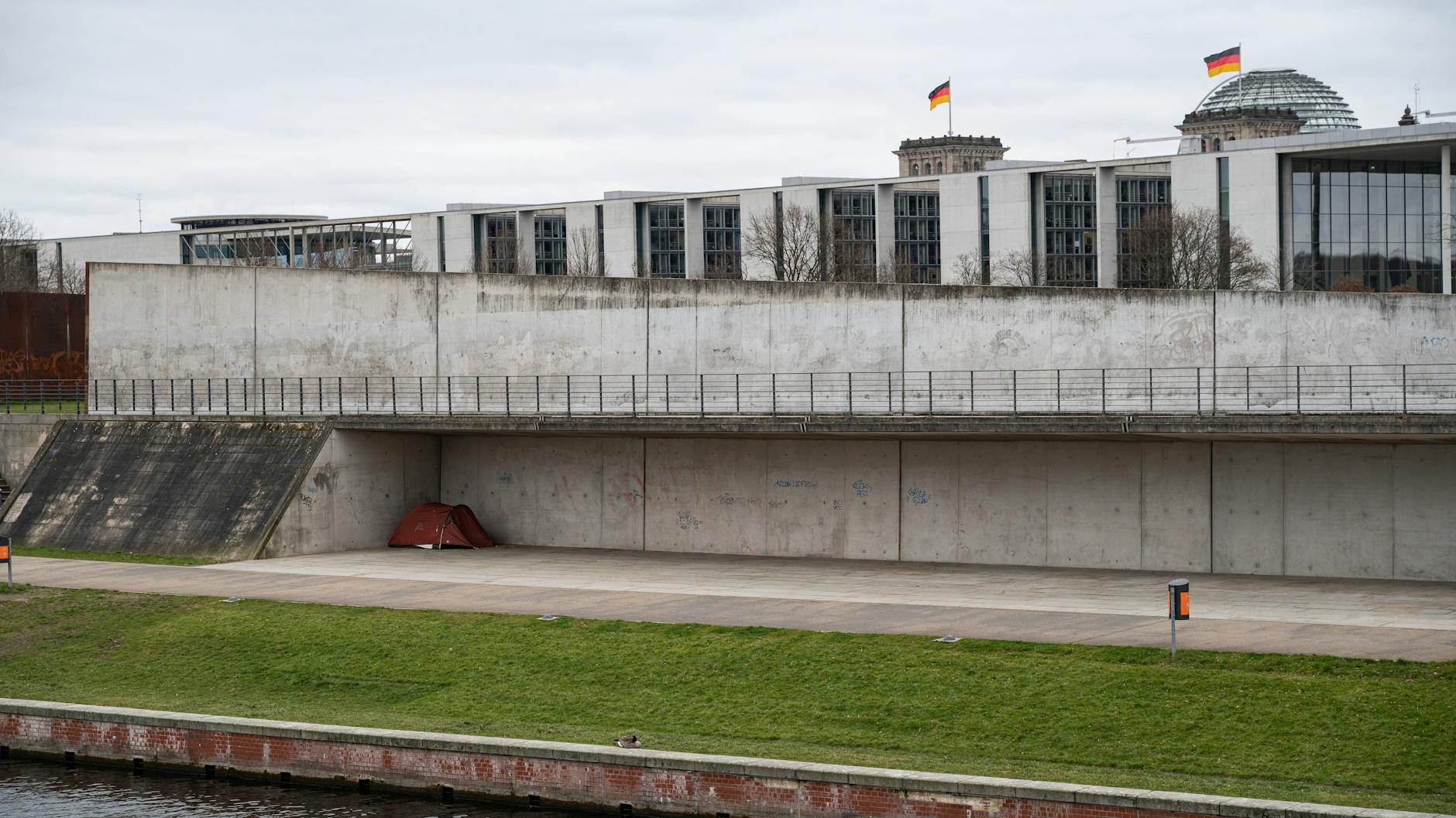 Der Reichstag in Berlin: Institutionen des Westens und wachsende soziale Spannungen im öffentlichen Raum
