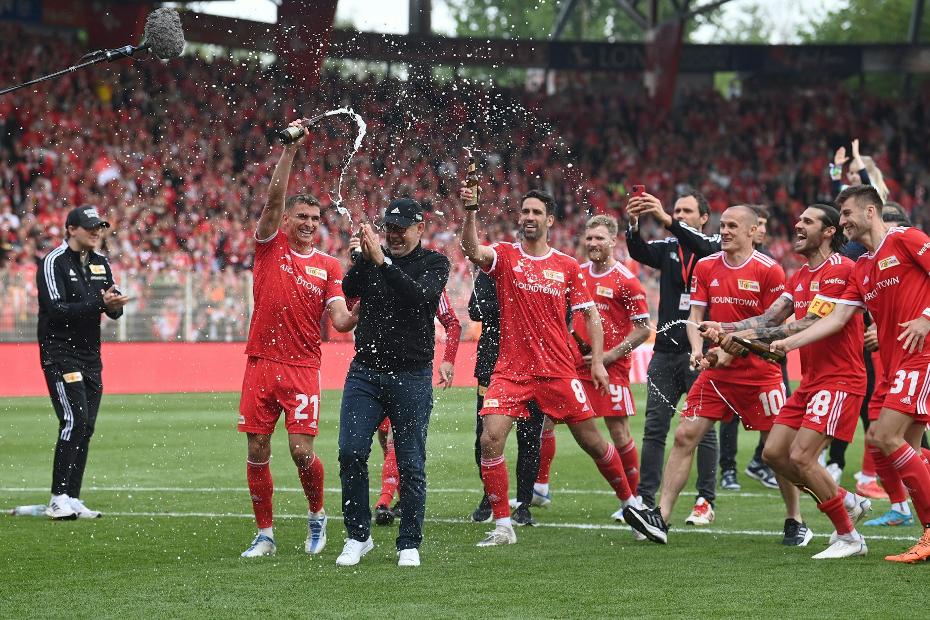 Grischa Prömel (l.) verabschiedete sich 2022 vom 1. FC Union Berlin mit dem Einzug in die Europa League und einer Bierdusche für Trainer Urs Fischer.