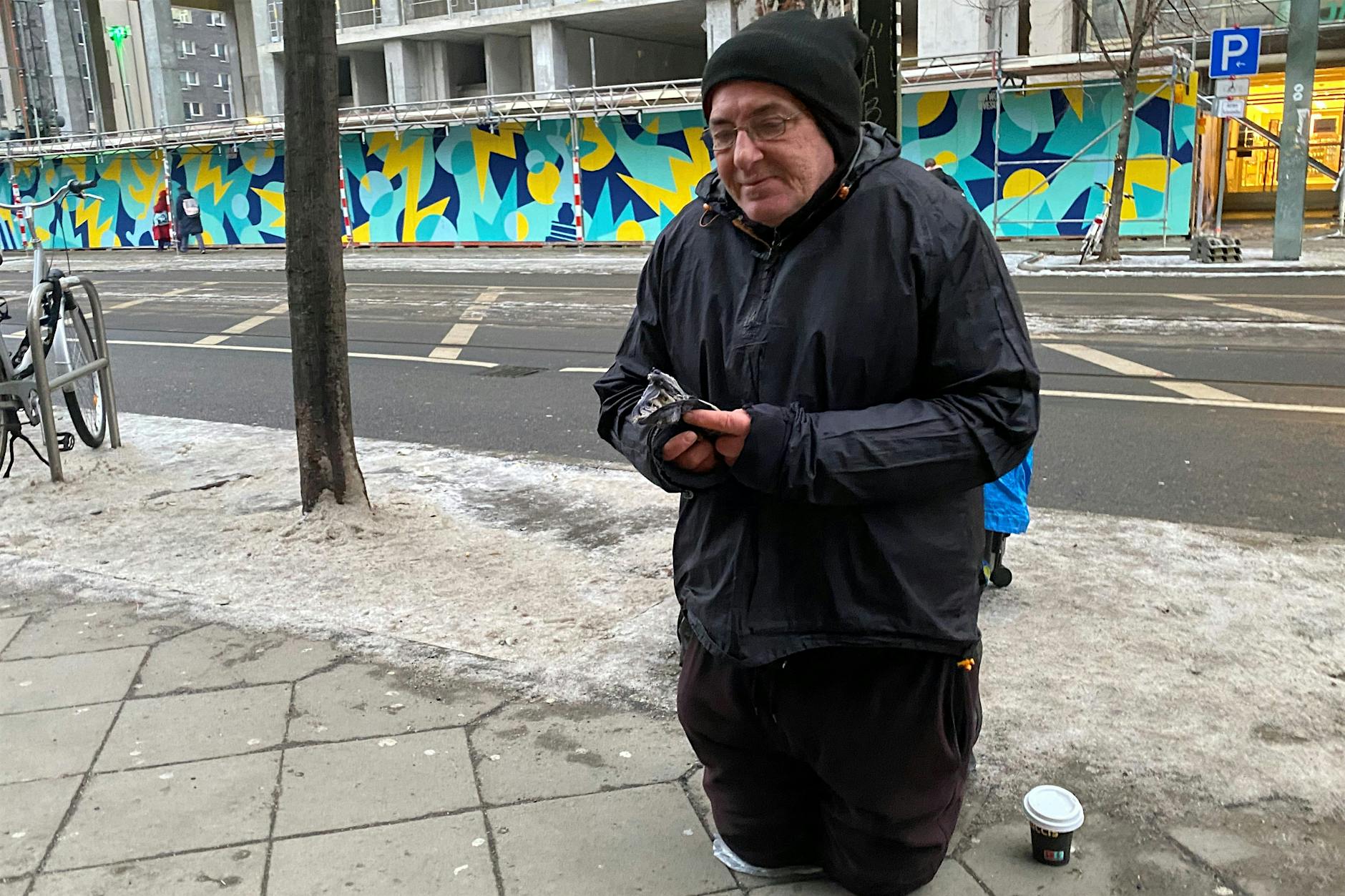 Auch bei Eiseskälte: Robert – der berühmteste Bettler von Berlin