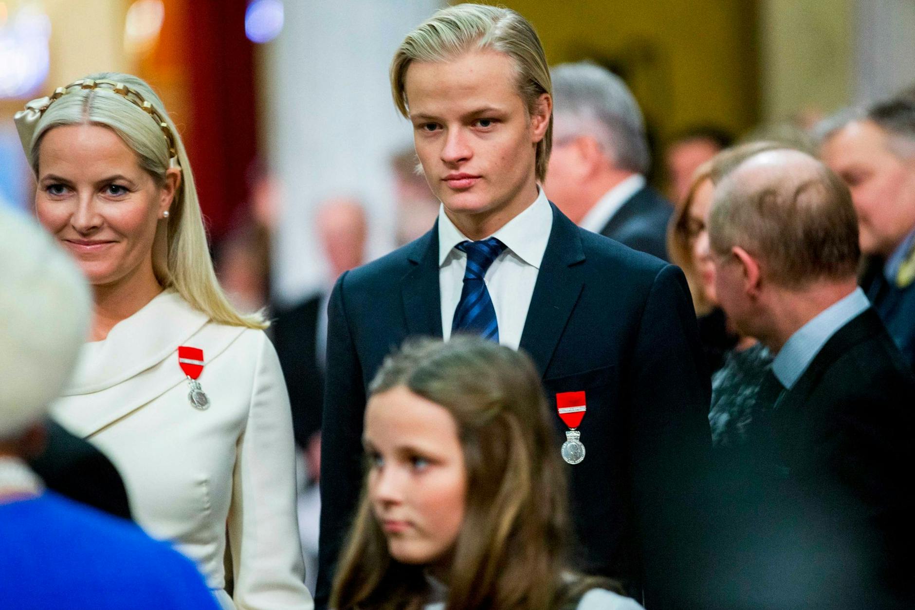 Kronprinzessin Mette-Marit von Norwegen (l) und ihr Sohn Marius Borg Høiby.