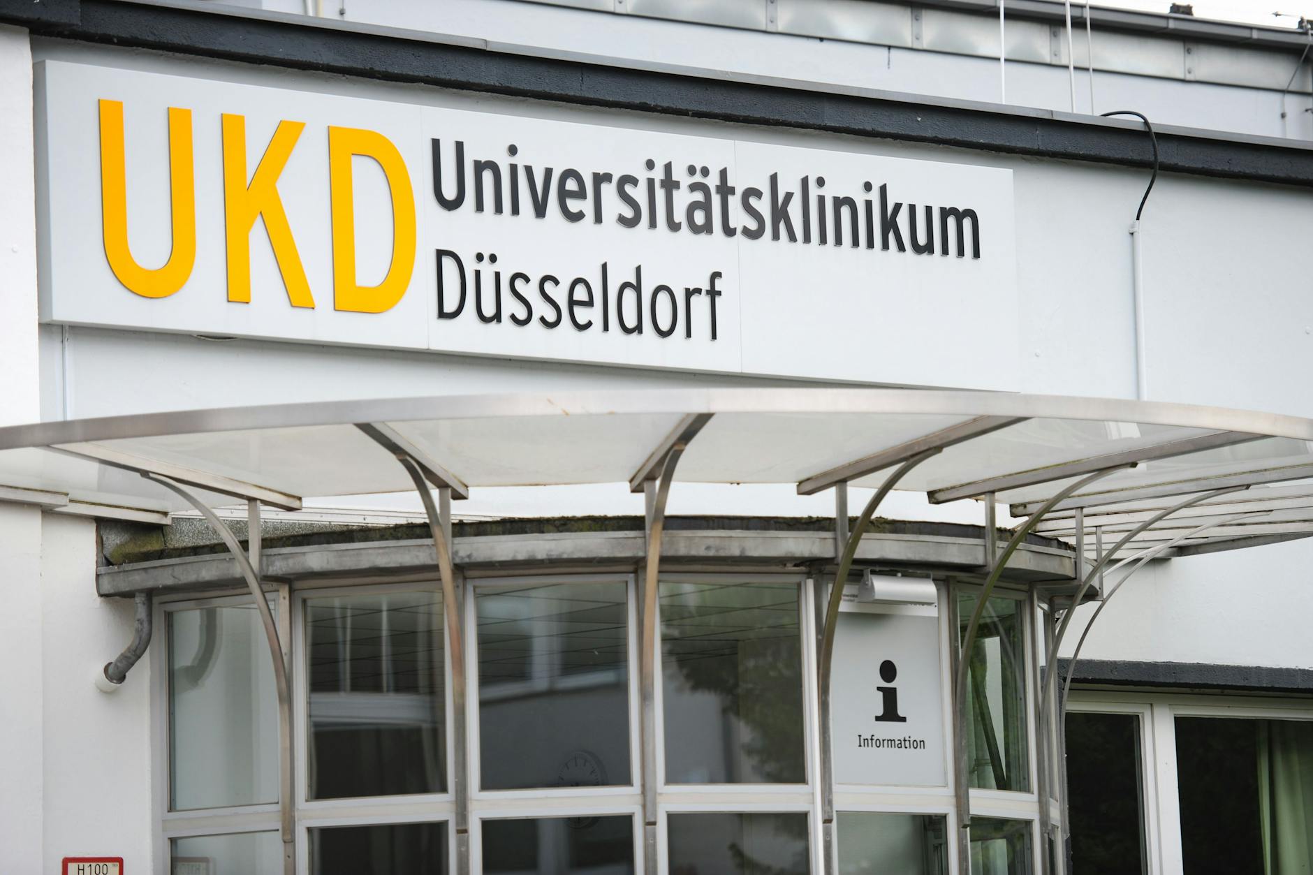 Eingang des Universitätsklinikums Düsseldorf. Ein Hackerangriff legte dort 2020 große Teile der IT lahm.
