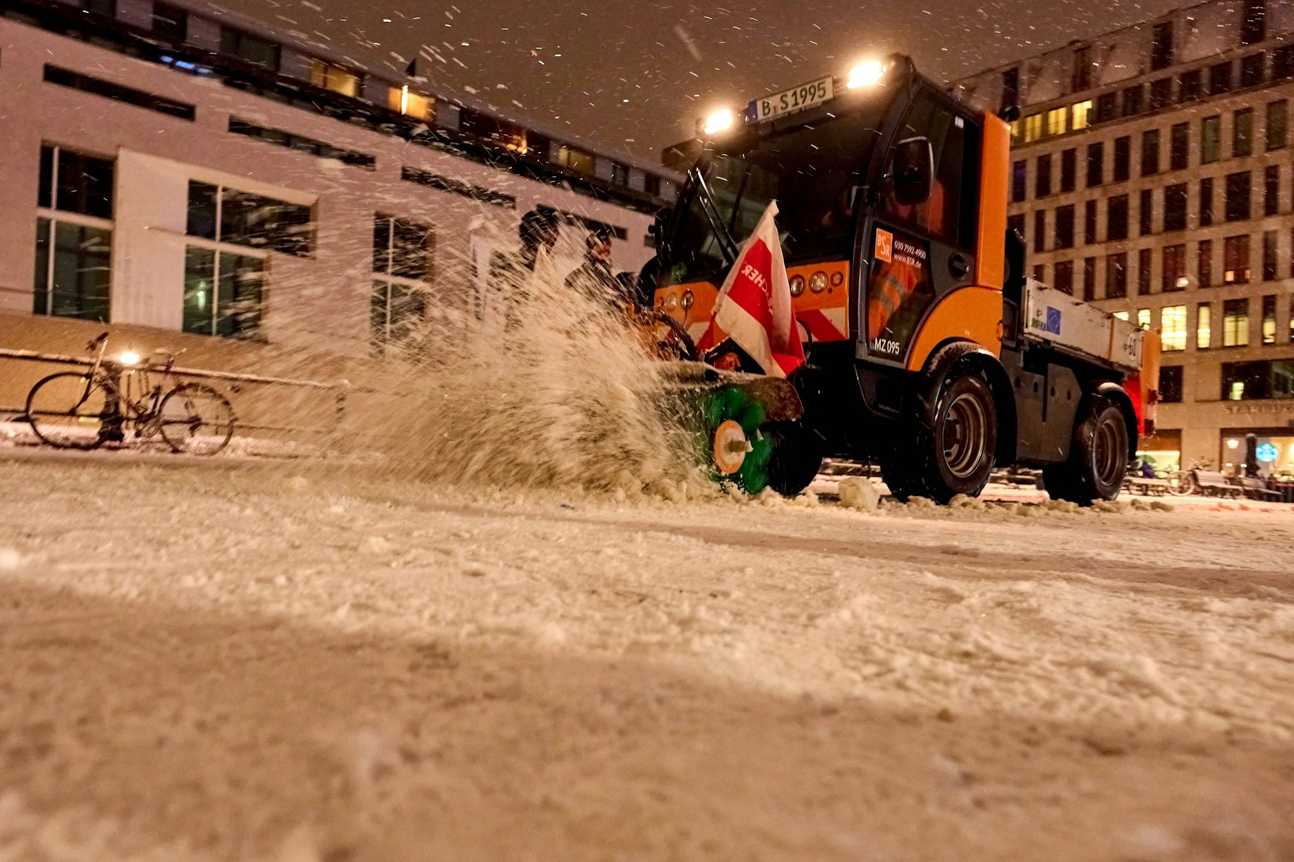Der Winterdienst hat in Berlin viel zu tun. Die Bezirke können die Einhaltung der Räumpflicht in der Stadt aber gar nicht mehr kontrollieren.
