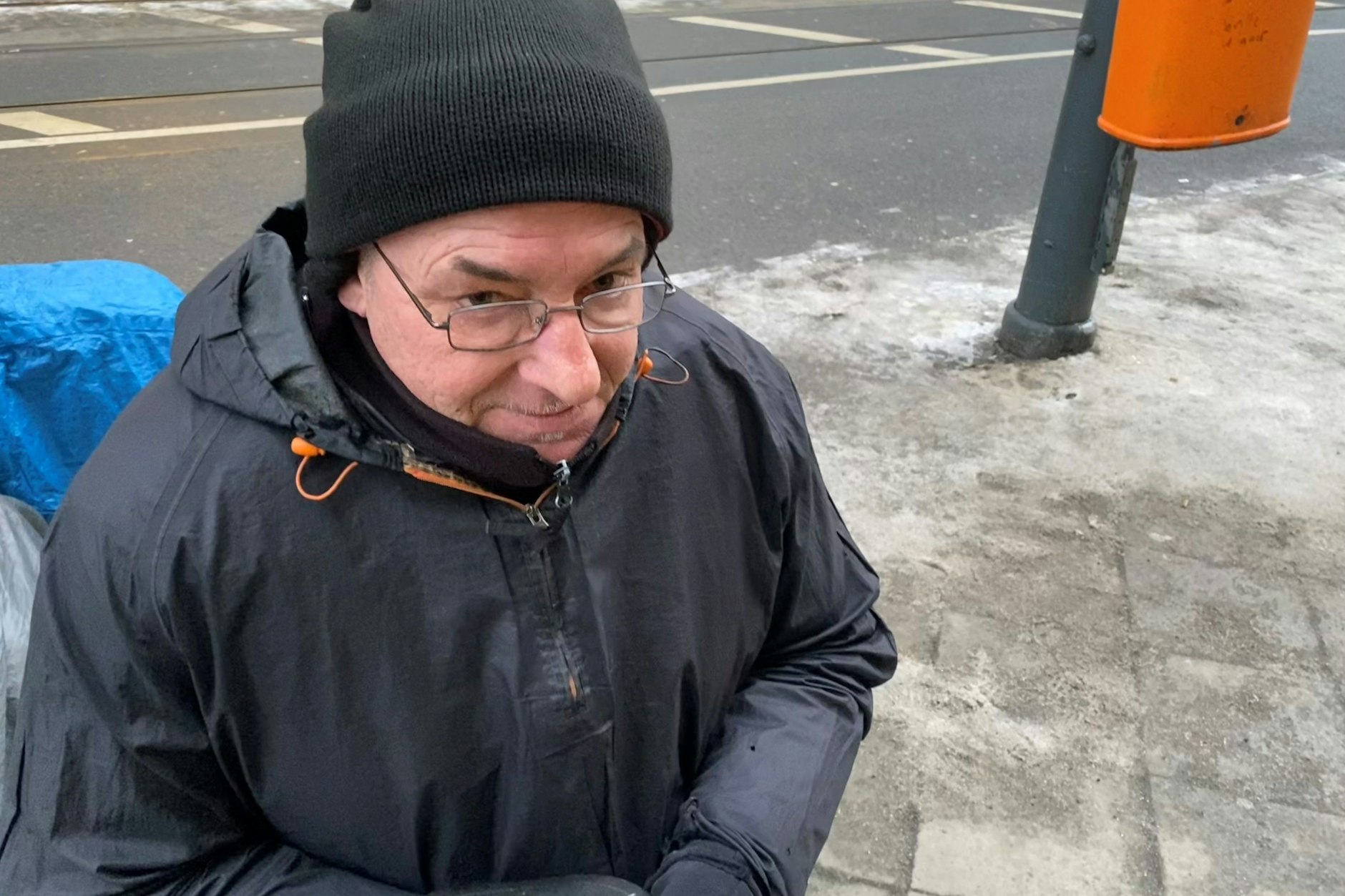 Robert M.: Sogar bei Eiseskälte kämpft er um etwas Geld und Essen. Schweigend sitzt er da und hofft, dass ihm Passanten ein paar Cents zustecken.