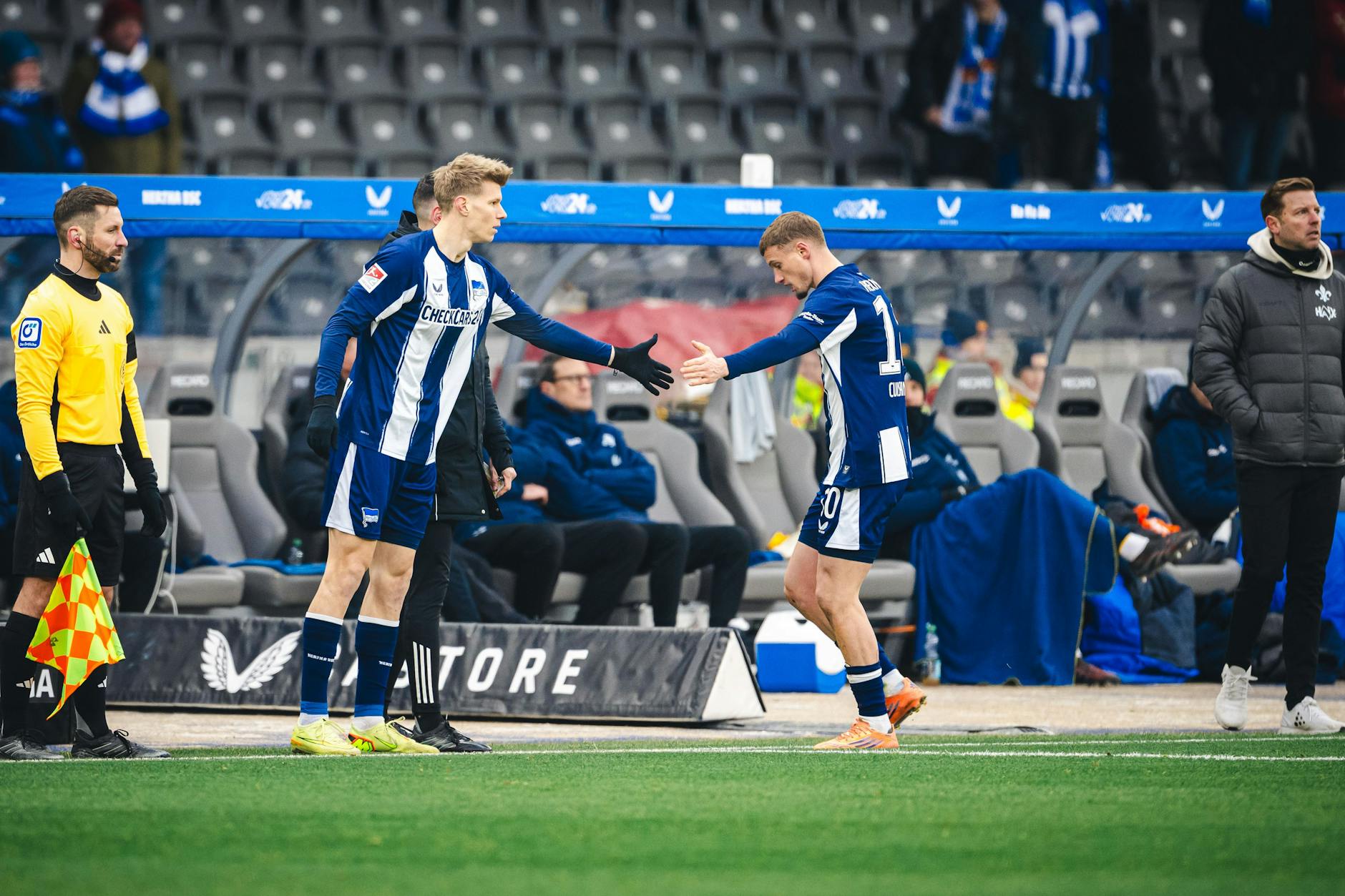 Luca Schuler (l.) wurde gegen Darmstadt für den glücklosen Michael Cuisance eingewechselt, aber auch er konnte, wie schon eine Woche zuvor, kein Tor für Hertha BSC erzielen.